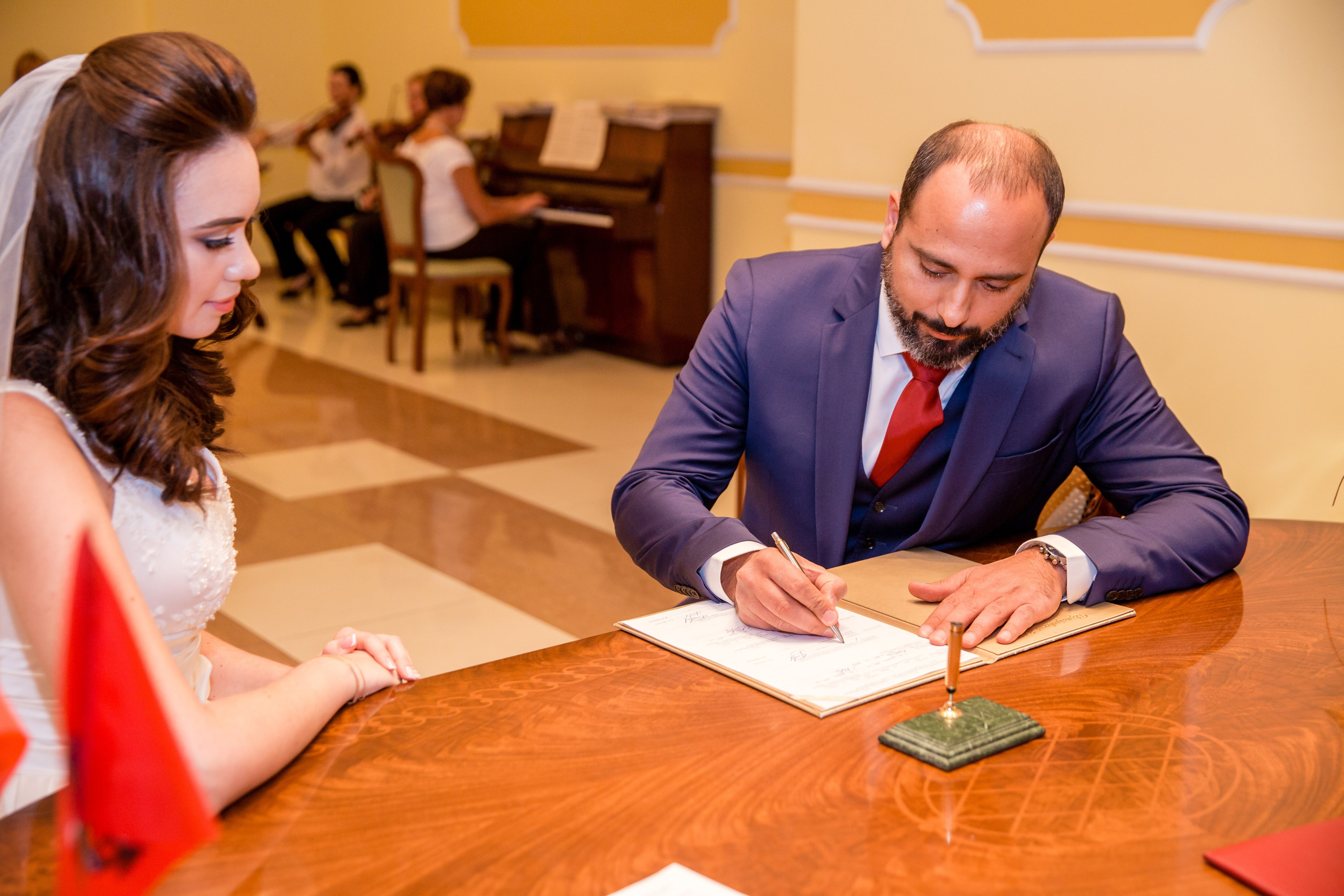 Свадебные фото осенью. Ведущий на праздник в Москве / Денис Аганин