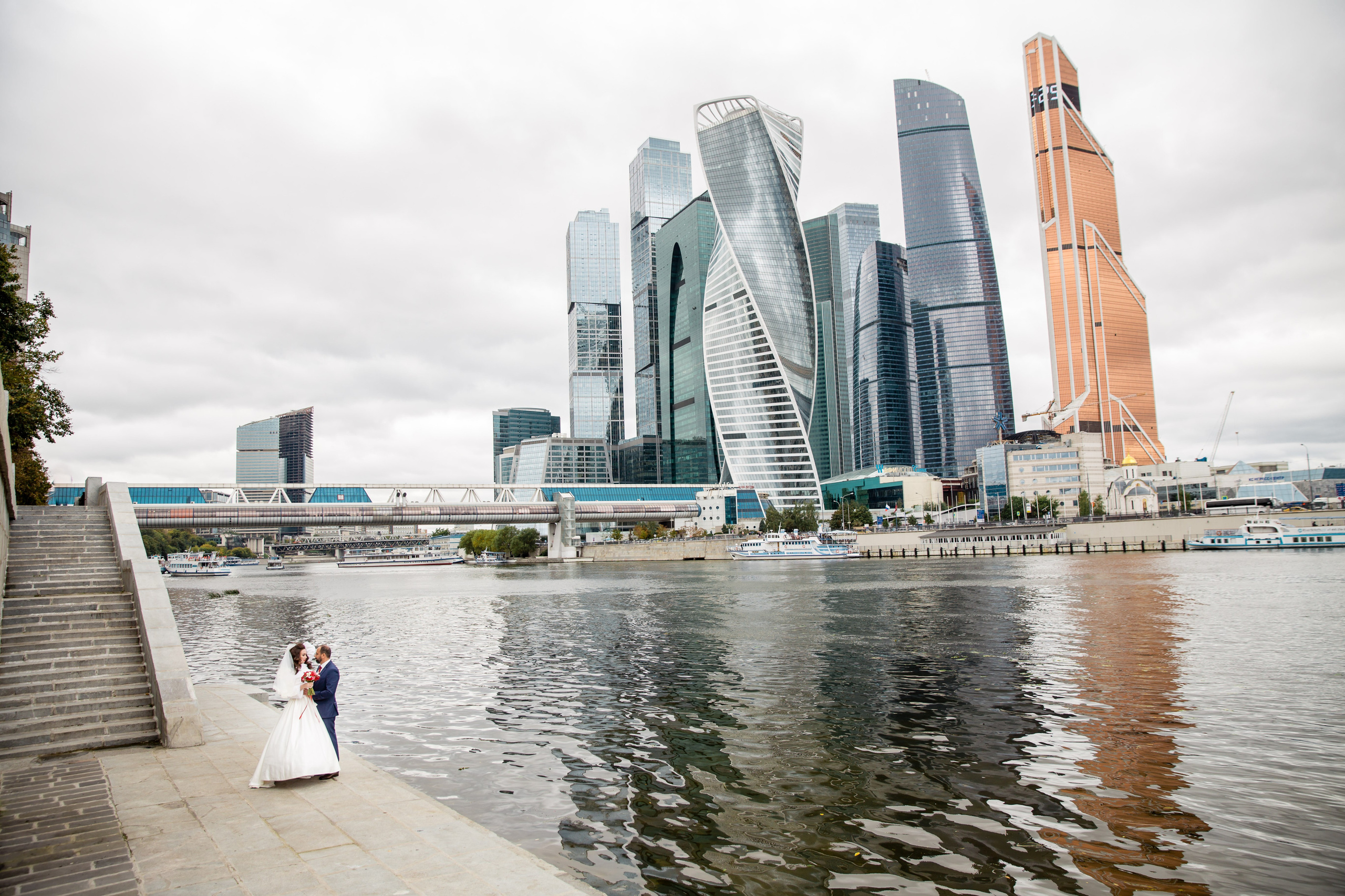 Свадебные фото осенью. Ведущий на праздник в Москве / Денис Аганин
