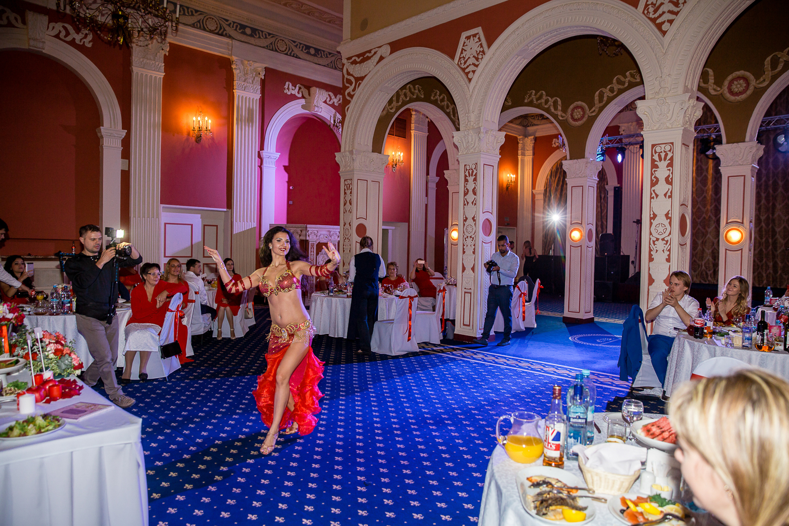 Свадебные фото осенью. Ведущий на праздник в Москве / Денис Аганин