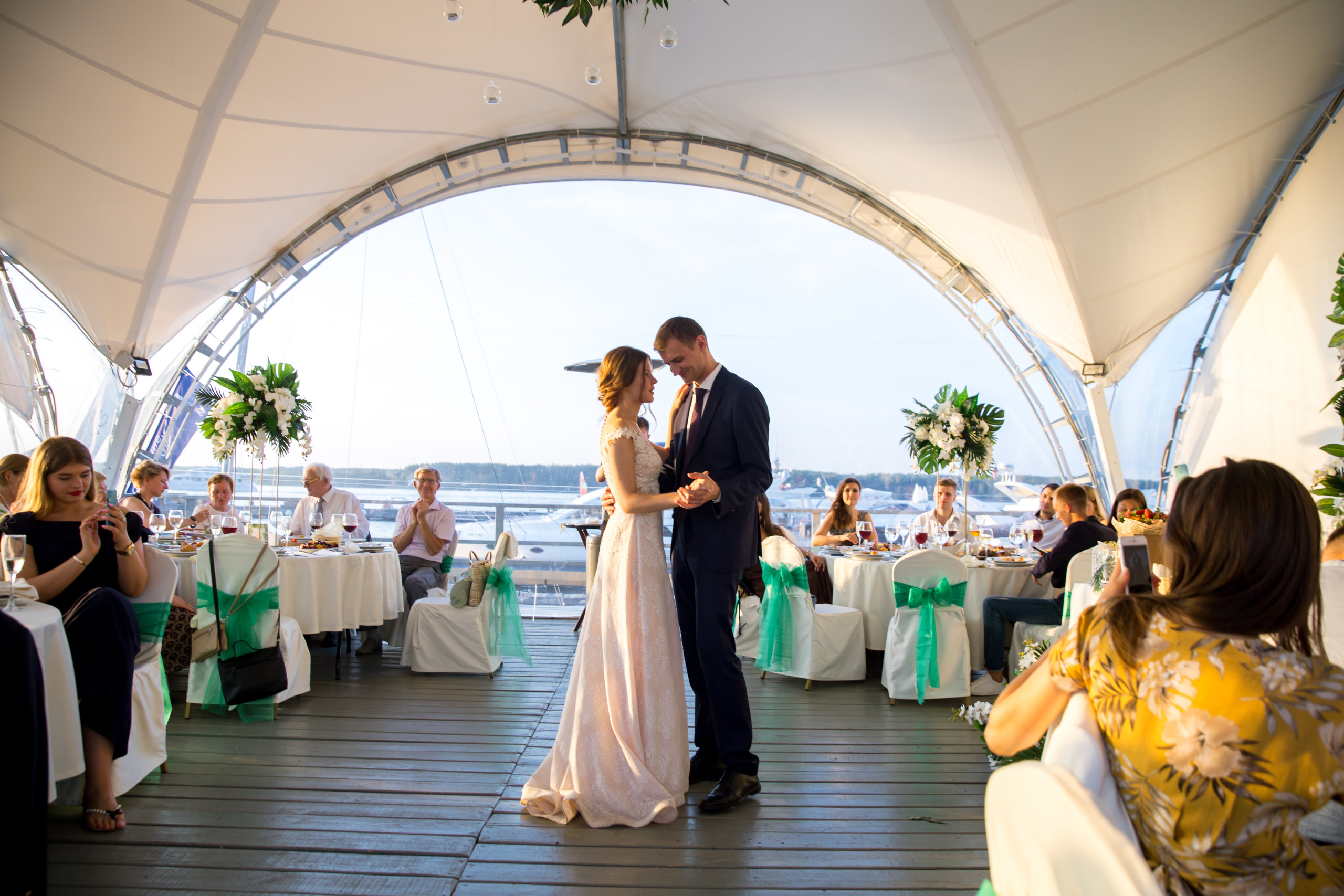 Фотограф на свадьбу летом. Ведущий на праздник в Москве / Денис Аганин