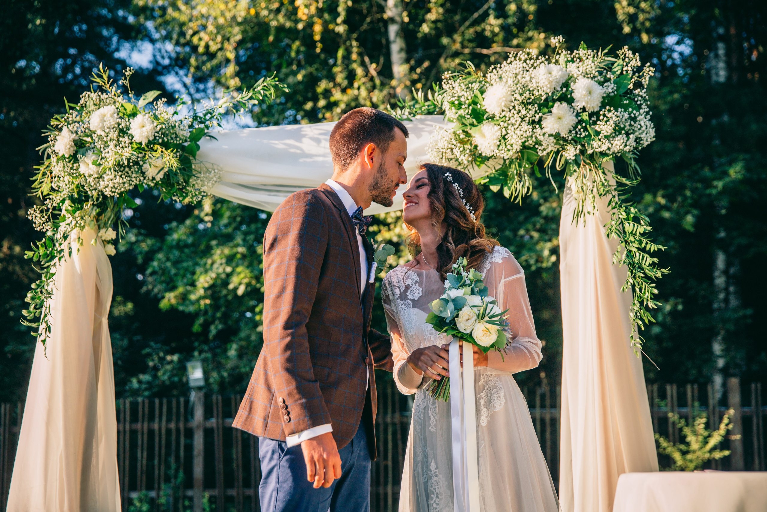 Фото свадьбы весной. Ведущий на праздник в Москве / Денис Аганин