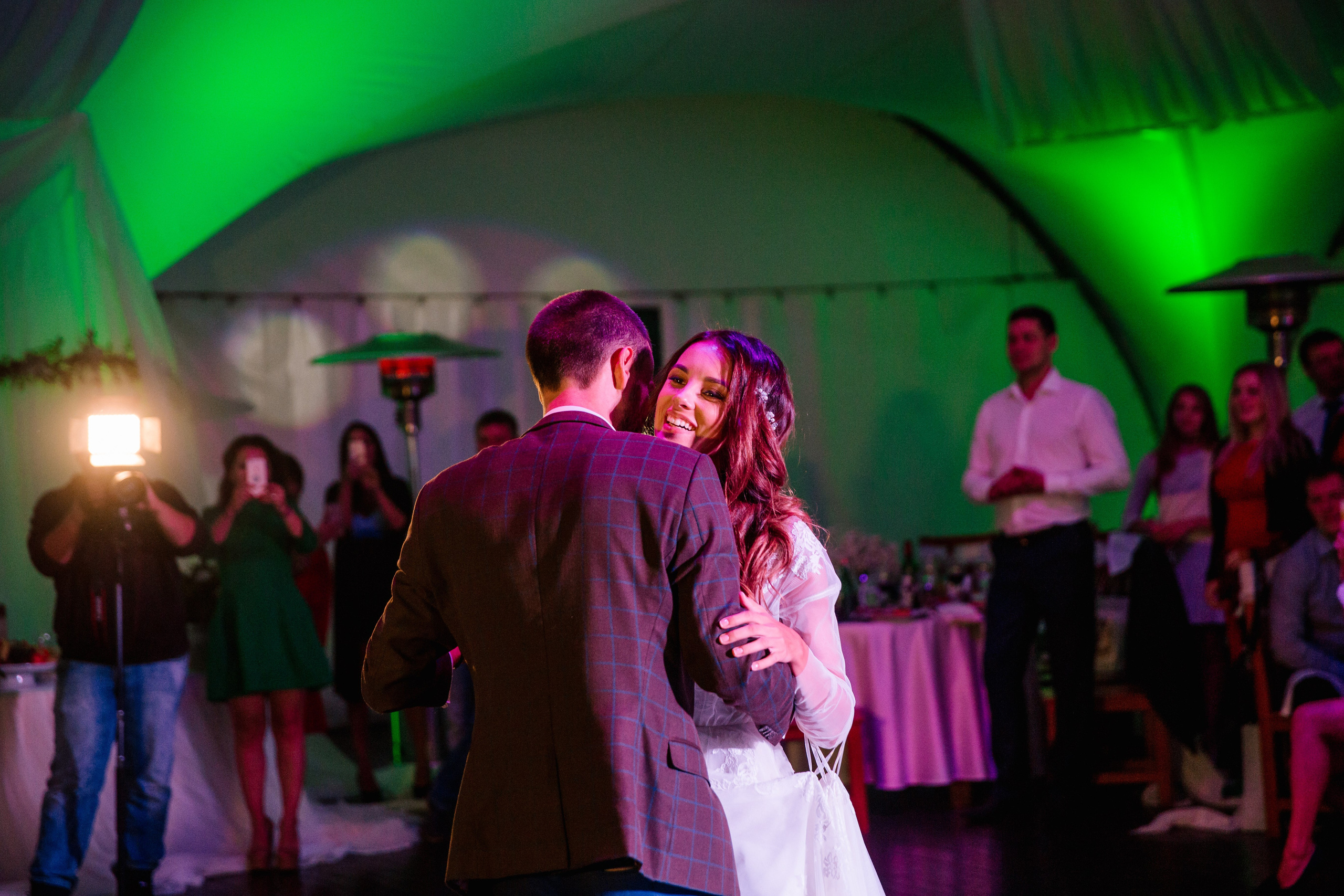 Фото свадьбы весной. Ведущий на праздник в Москве / Денис Аганин