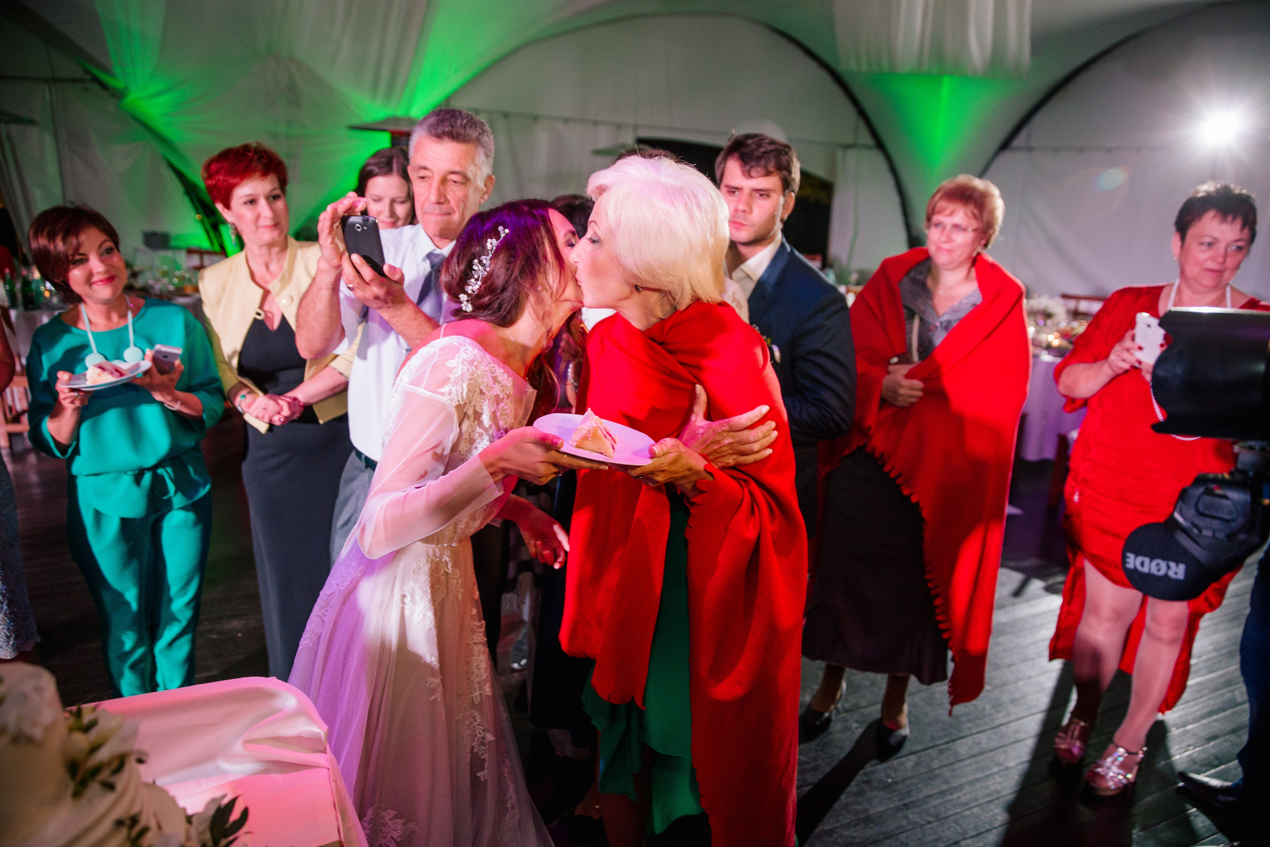 Фото свадьбы весной. Ведущий на праздник в Москве / Денис Аганин