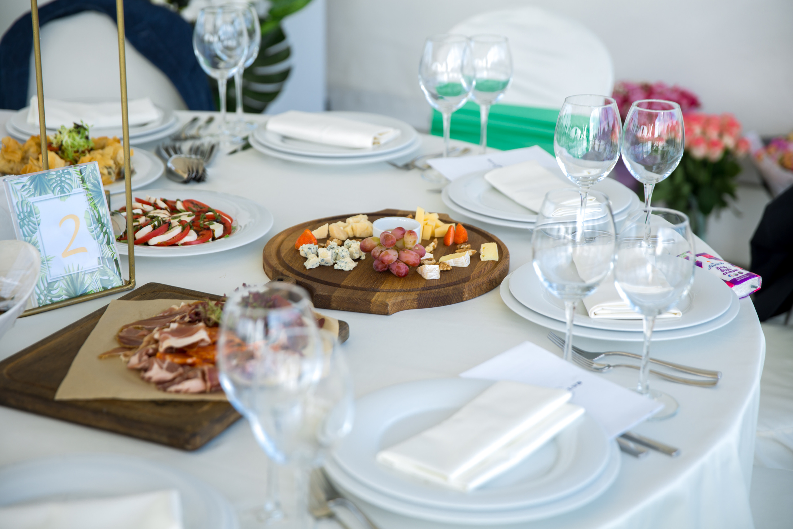 Фотограф на свадьбу летом. Ведущий на праздник в Москве / Денис Аганин