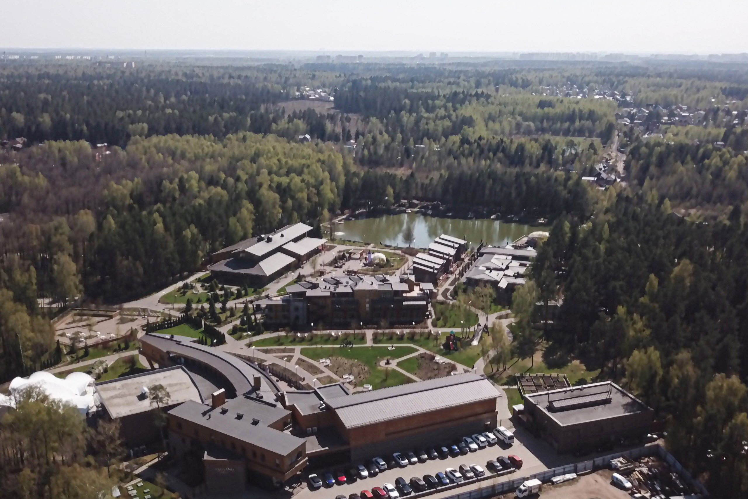 Фото свадьбы весной. Ведущий на праздник в Москве / Денис Аганин
