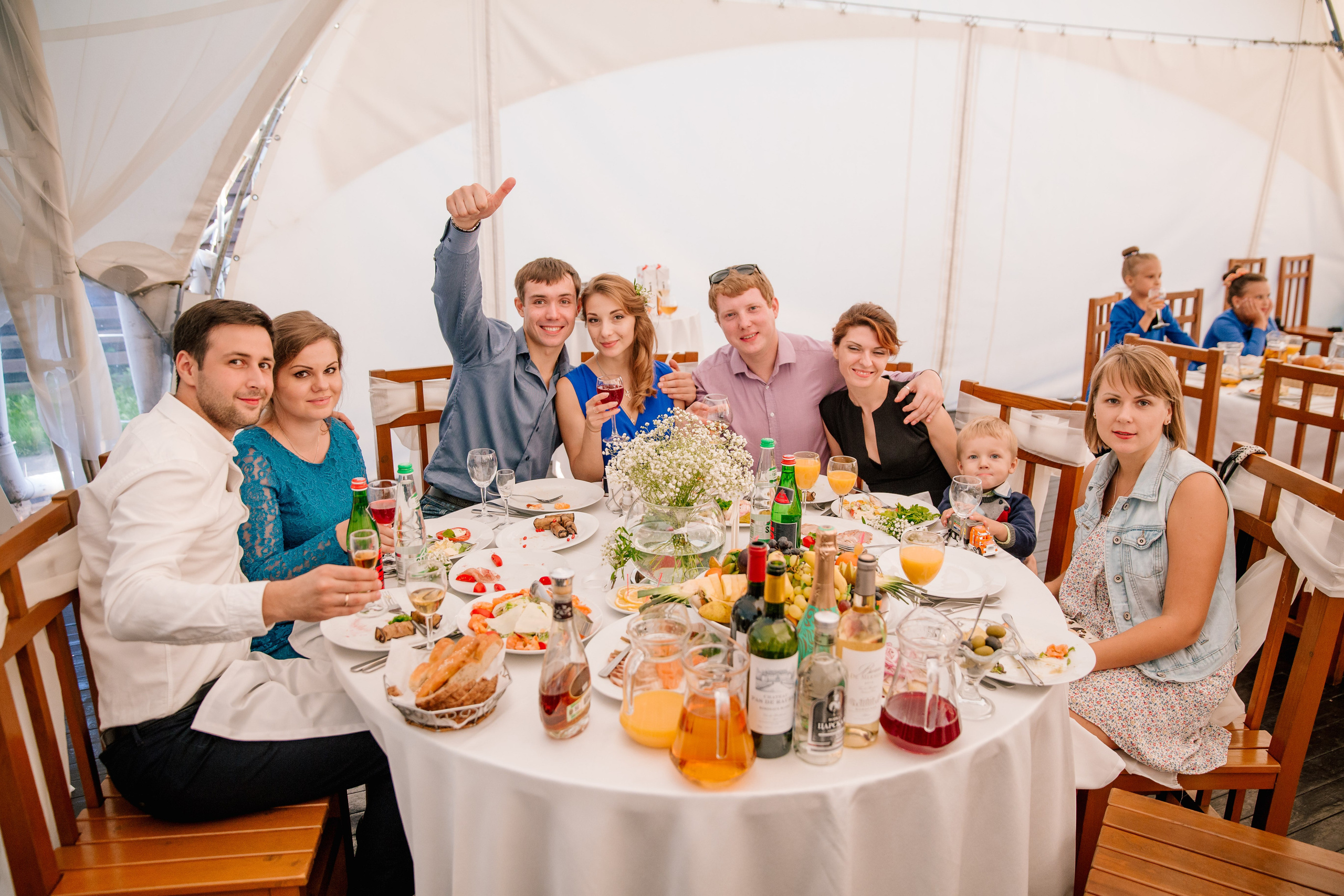 Фото свадьбы весной. Ведущий на праздник в Москве / Денис Аганин