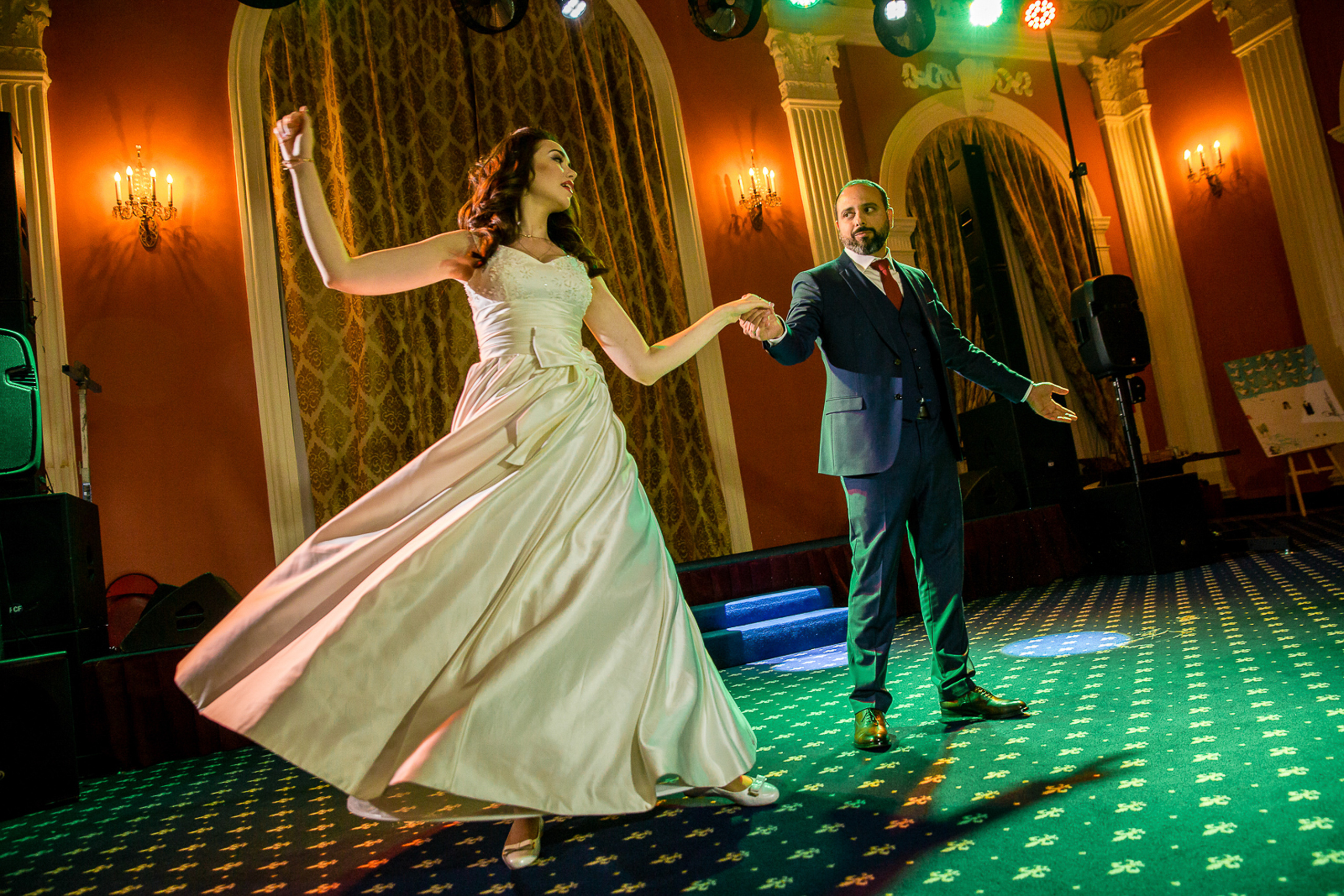 Свадебные фото осенью. Ведущий на праздник в Москве / Денис Аганин