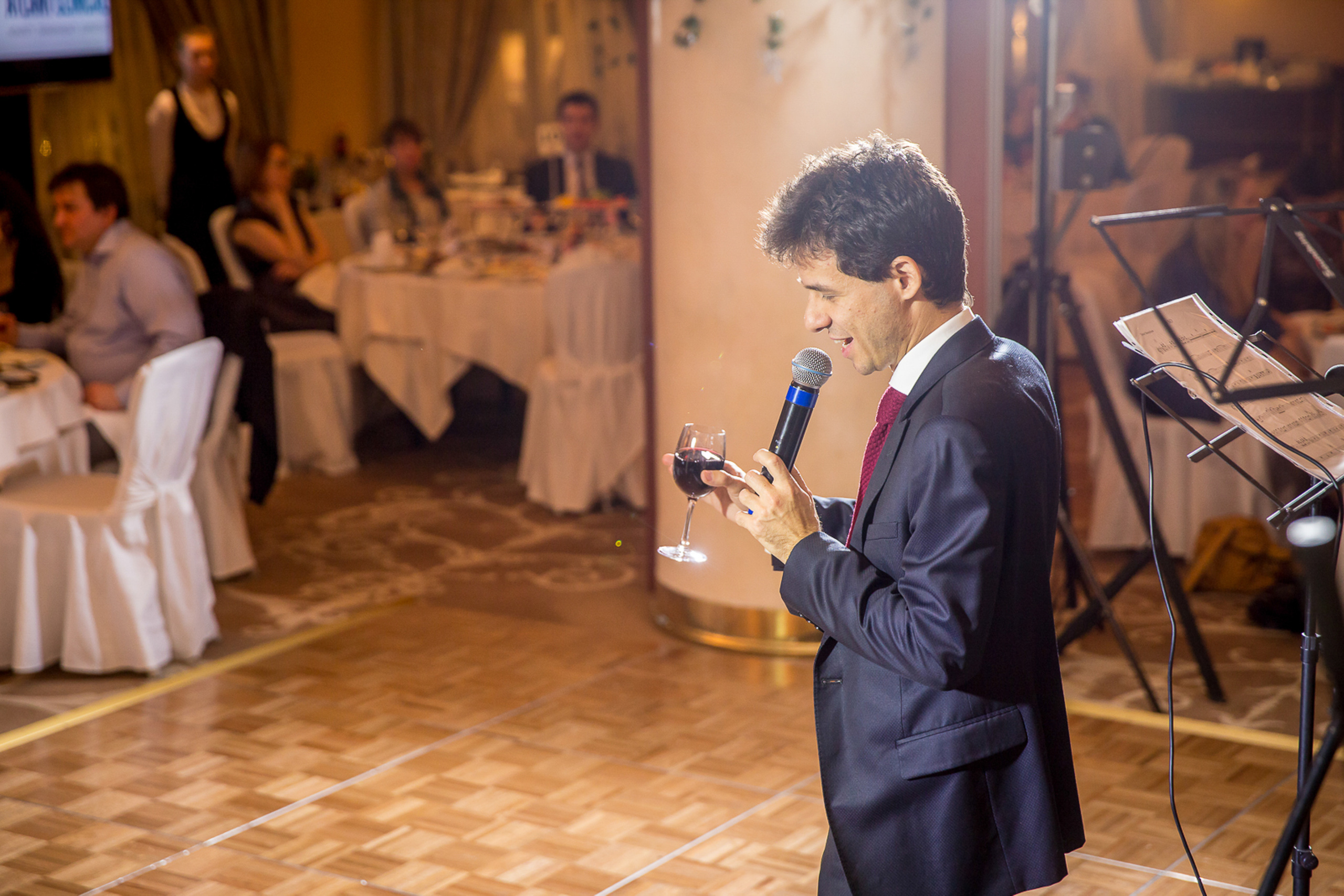 Фотограф на корпоратив. Ведущий на праздник в Москве / Денис Аганин