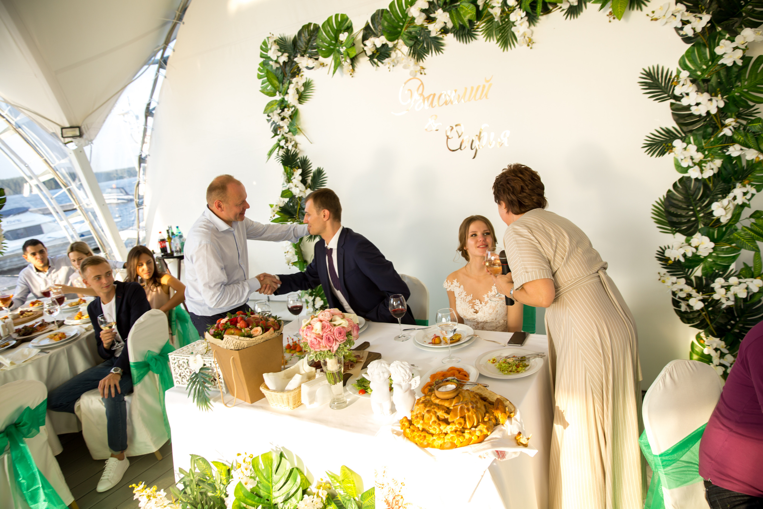 Фотограф на свадьбу летом. Ведущий на праздник в Москве / Денис Аганин