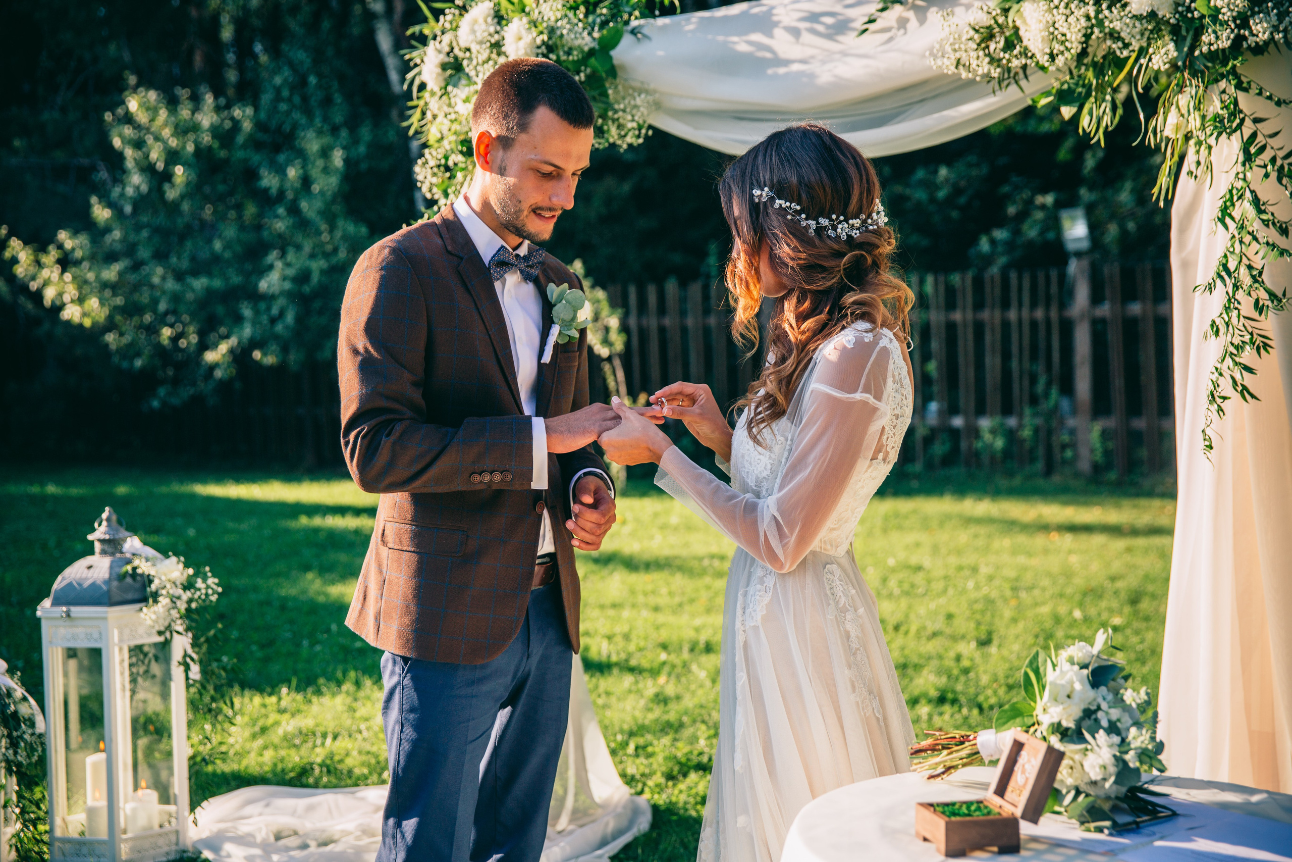 Фото свадьбы весной. Ведущий на праздник в Москве / Денис Аганин