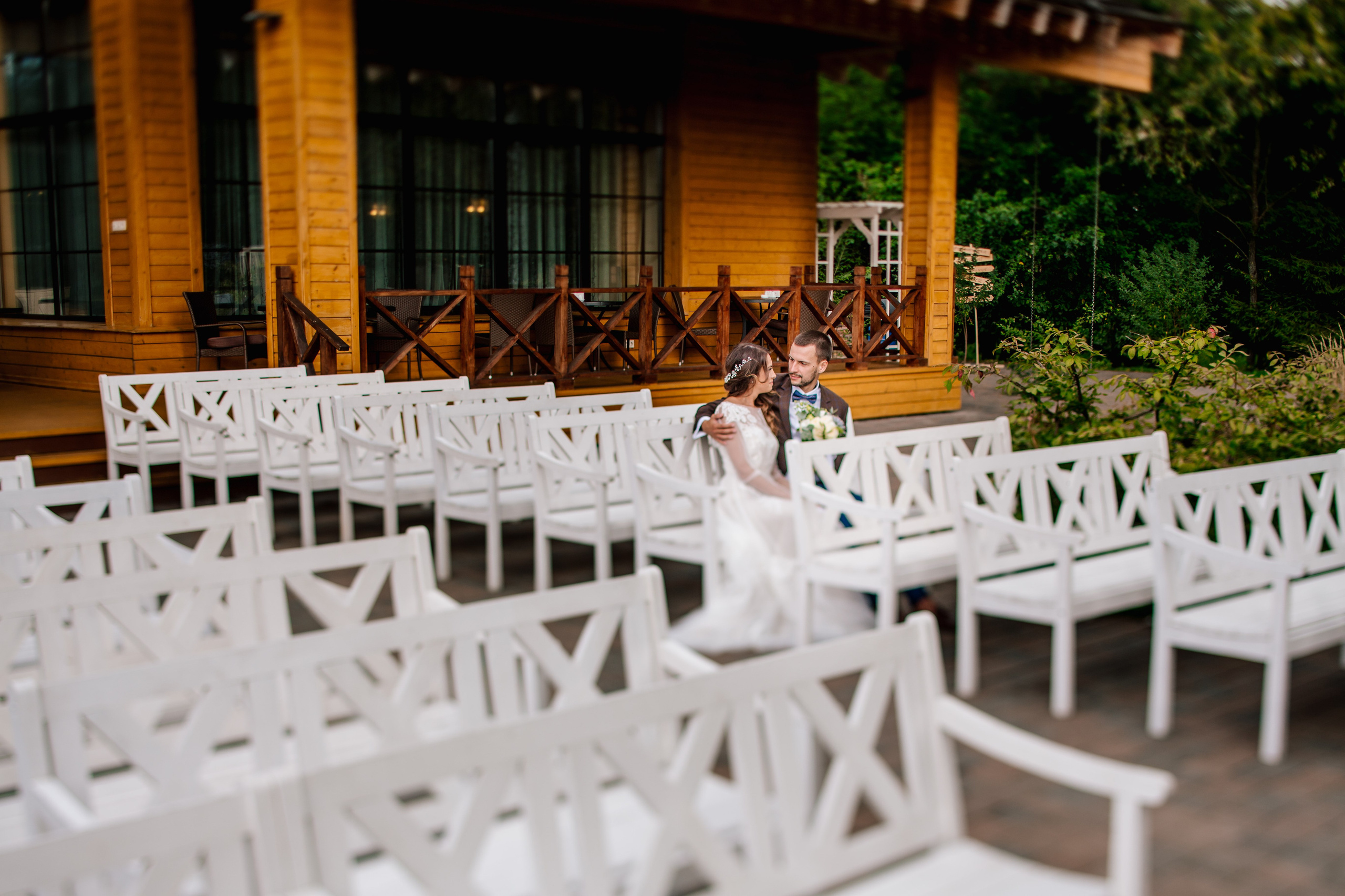 Фото свадьбы весной. Ведущий на праздник в Москве / Денис Аганин