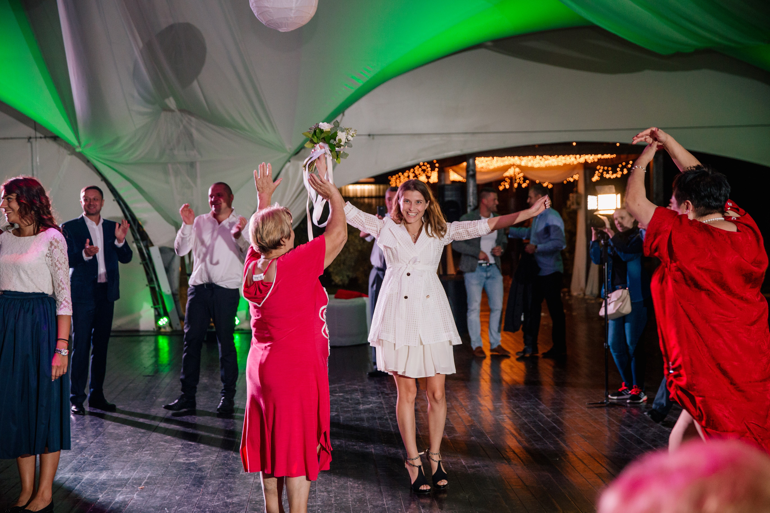 Фото свадьбы весной. Ведущий на праздник в Москве / Денис Аганин