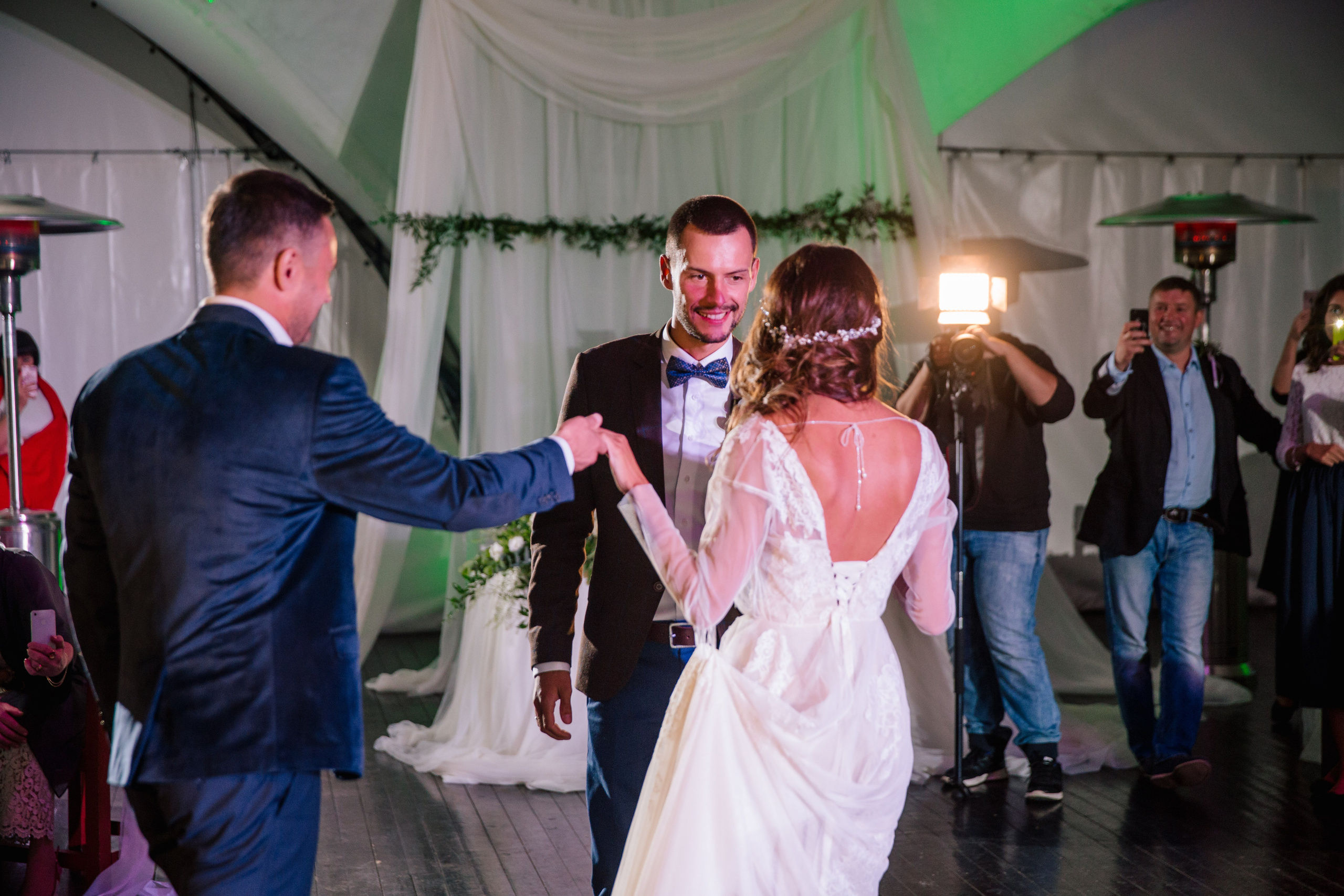 Фото свадьбы весной. Ведущий на праздник в Москве / Денис Аганин