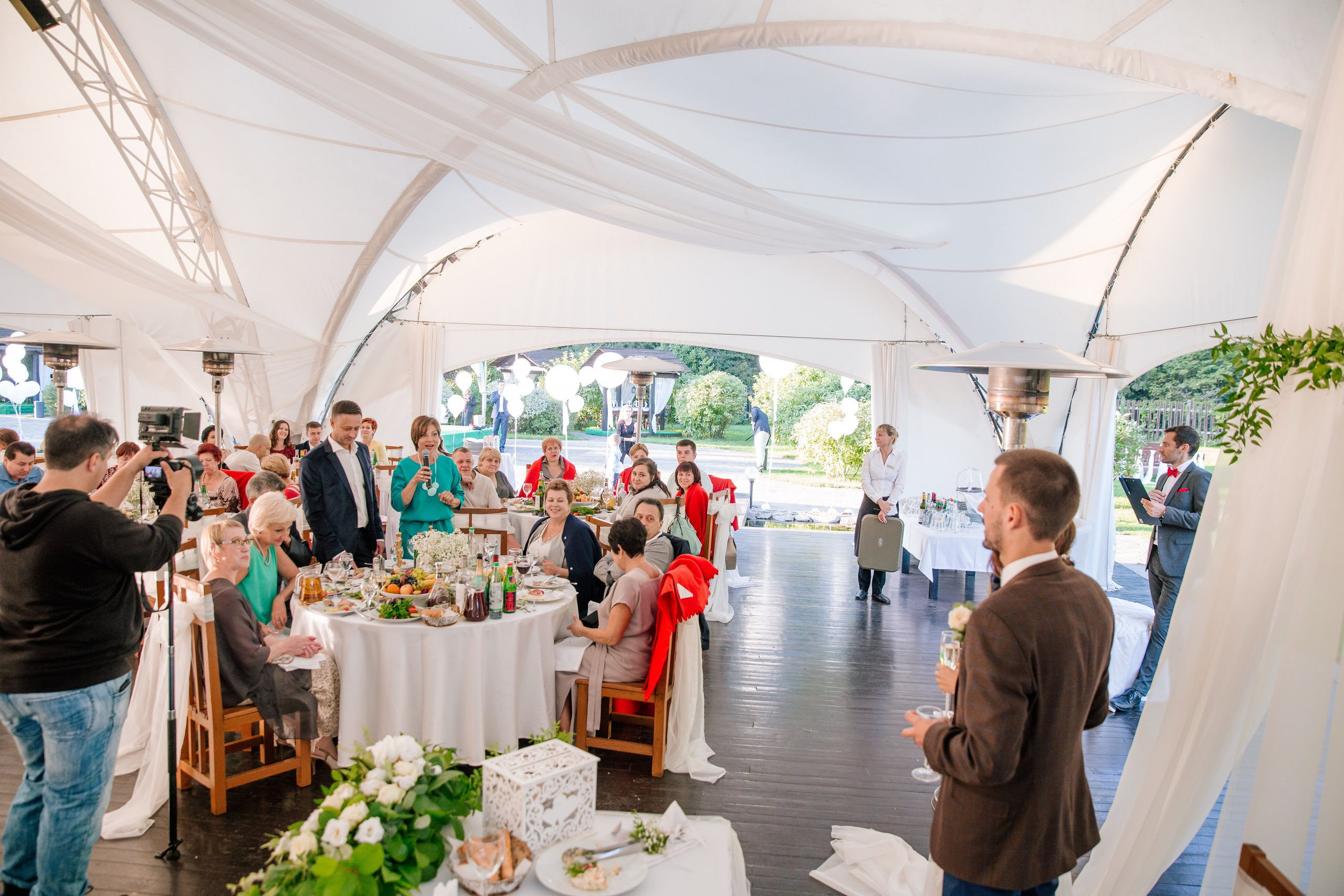 Фото свадьбы весной. Ведущий на праздник в Москве / Денис Аганин