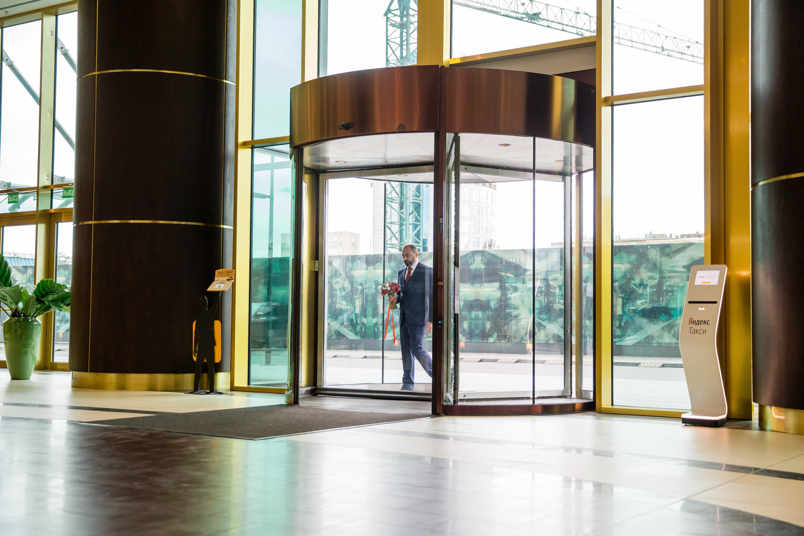 Свадебные фото осенью. Ведущий на праздник в Москве / Денис Аганин