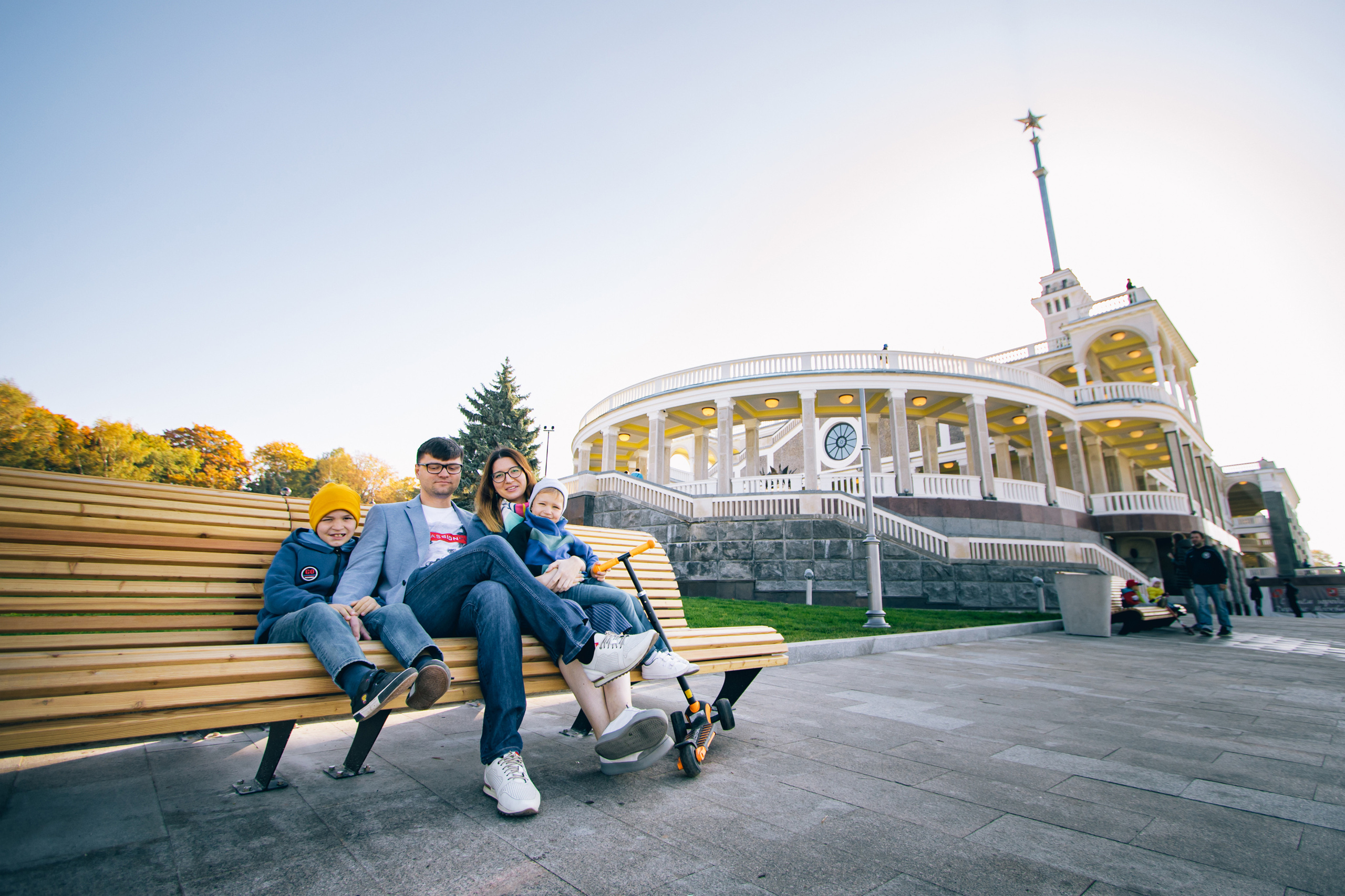 Семейная фотосъёмка на улице. Ведущий на праздник в Москве / Денис Аганин