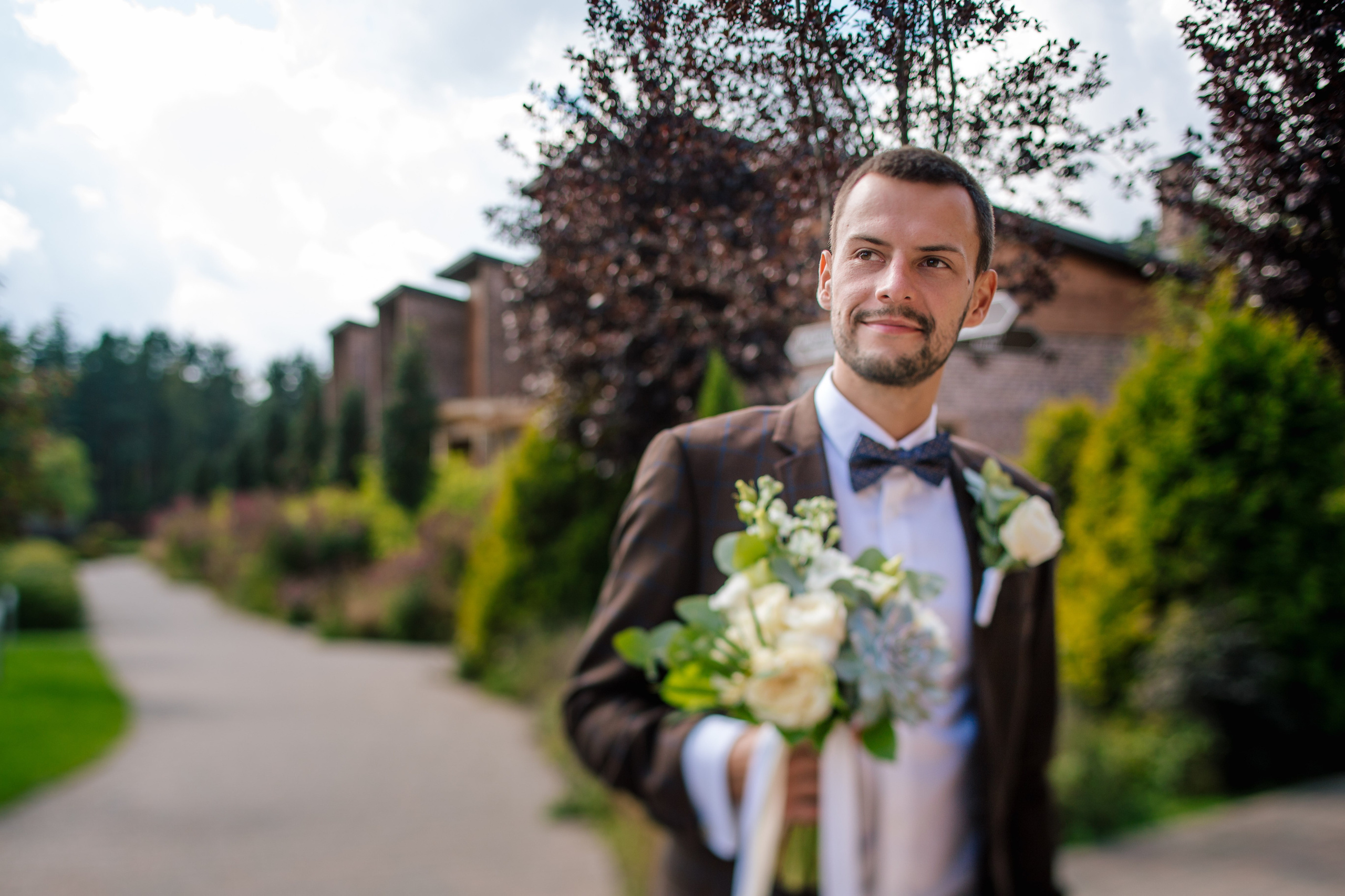 Фото свадьбы весной. Ведущий на праздник в Москве / Денис Аганин