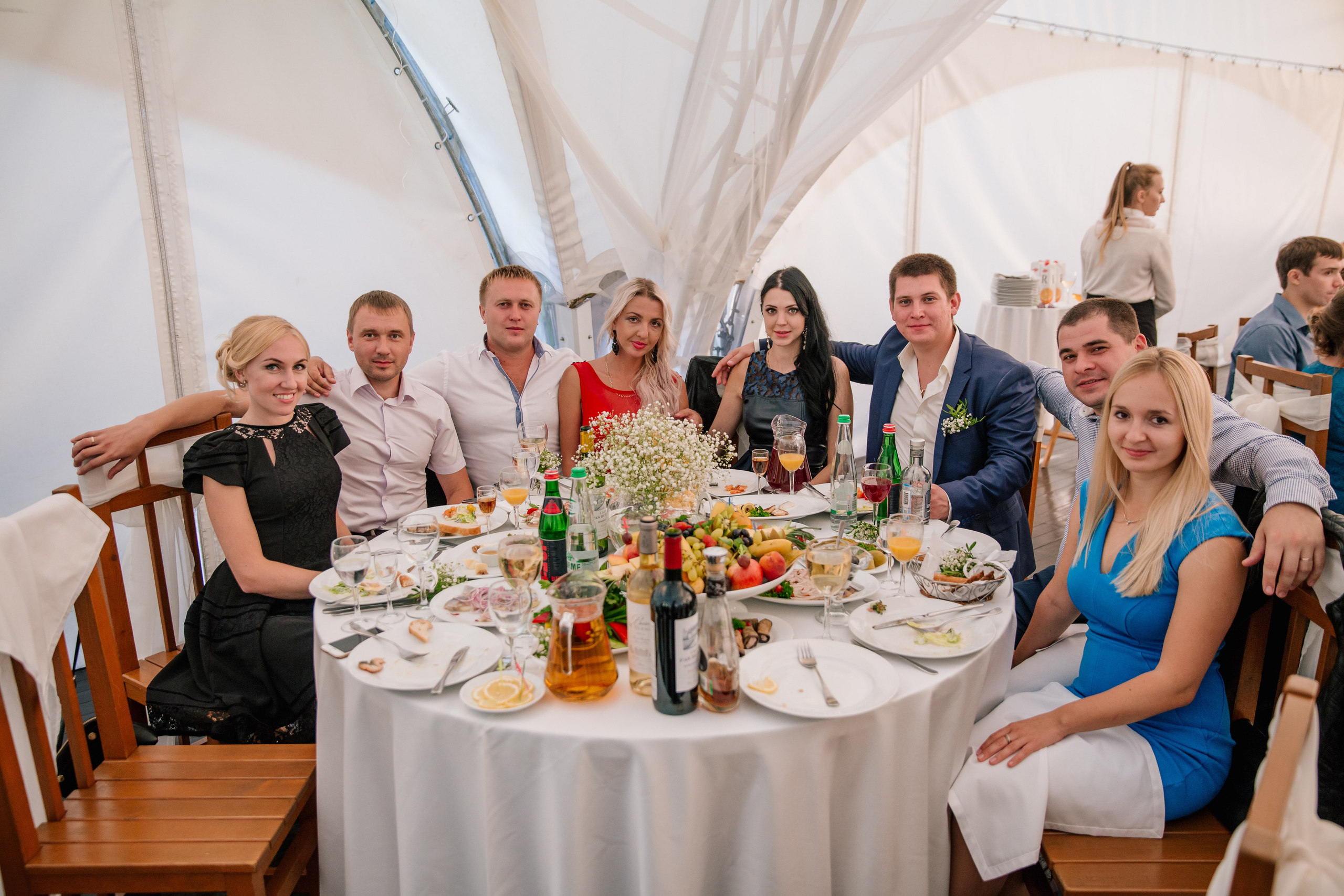 Фото свадьбы весной. Ведущий на праздник в Москве / Денис Аганин