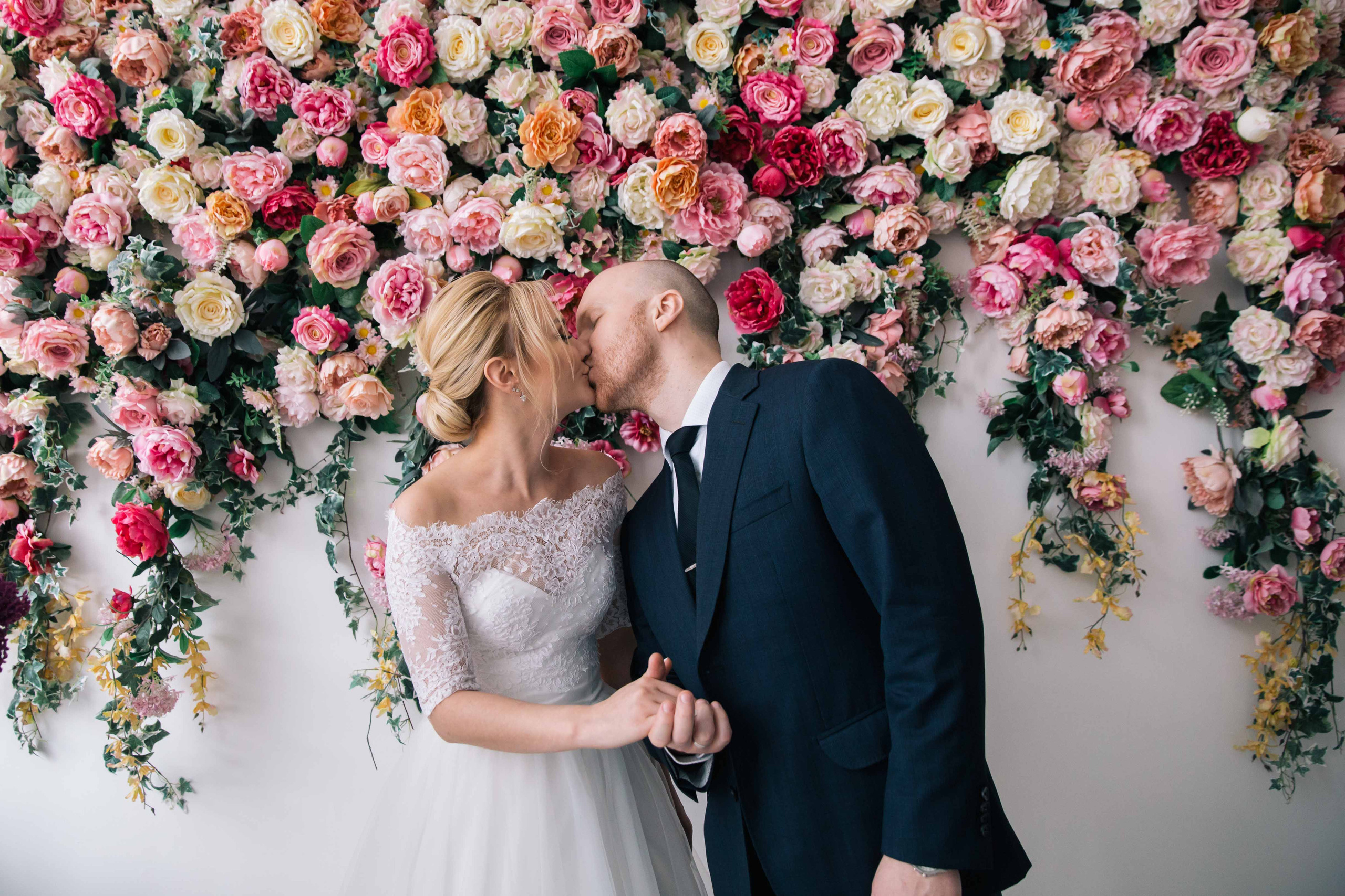 Свадебная фотосъёмка в студии. Ведущий на праздник в Москве / Денис Аганин