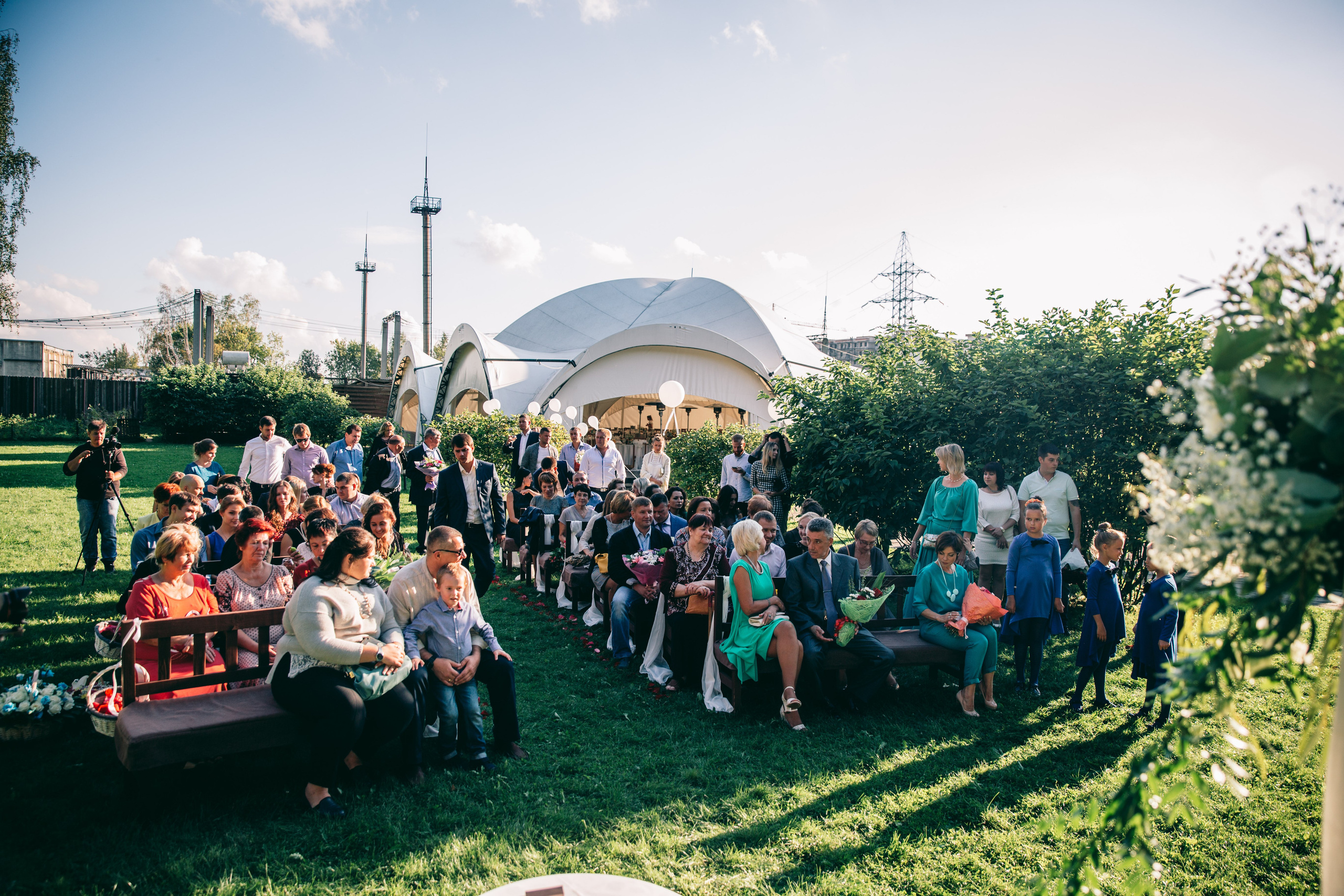 Фото свадьбы весной. Ведущий на праздник в Москве / Денис Аганин