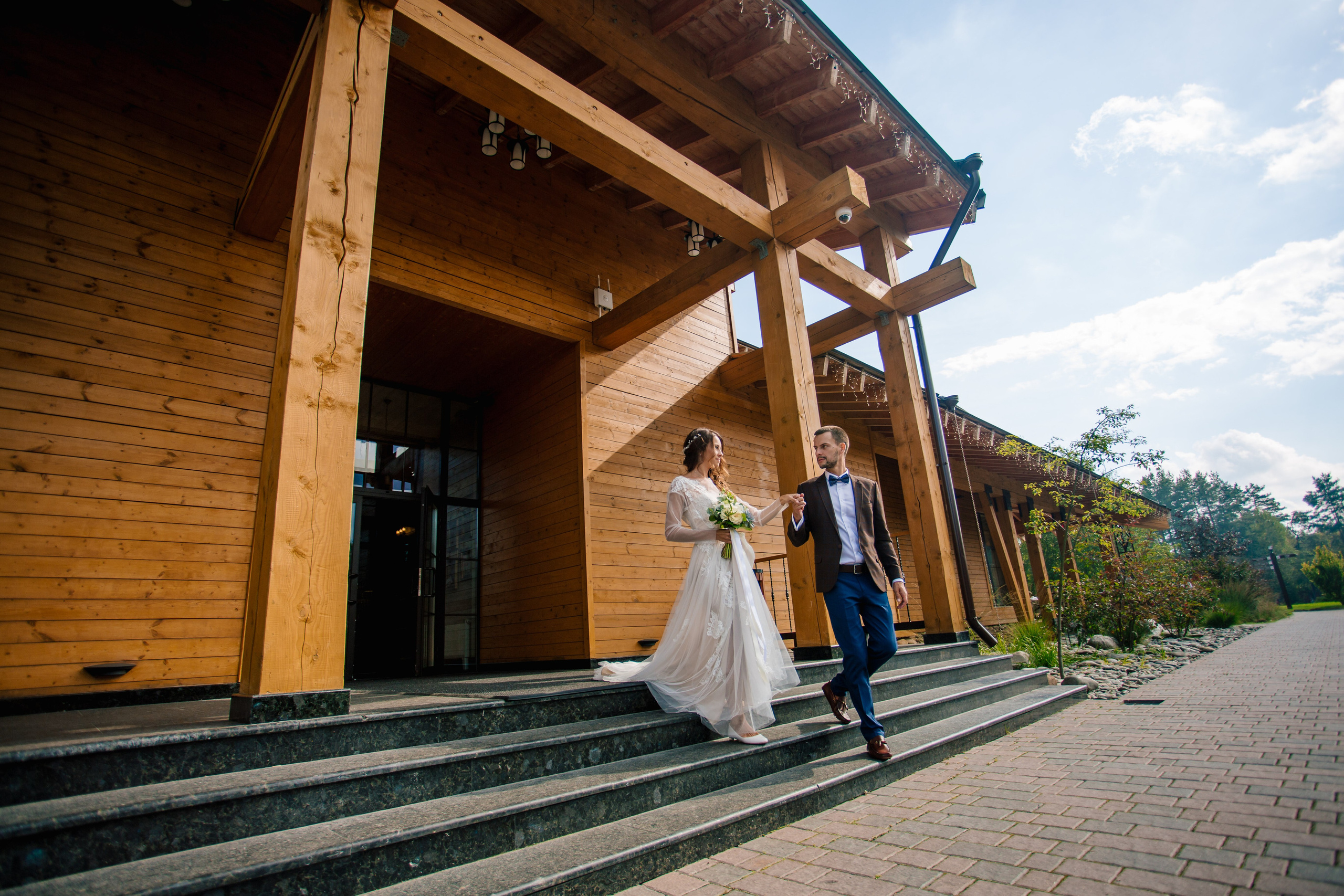 Фото свадьбы весной. Ведущий на праздник в Москве / Денис Аганин