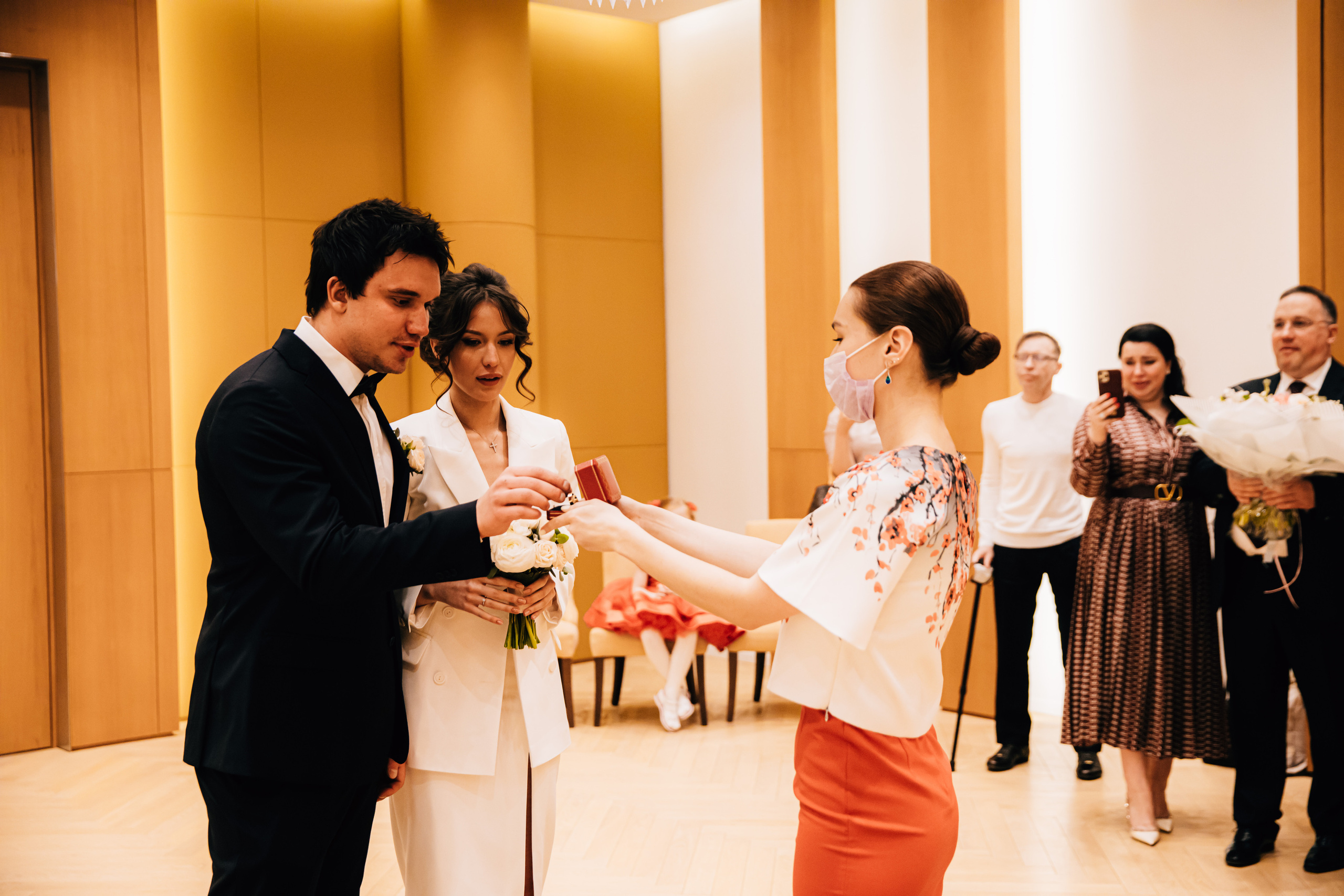 Фотограф на свадьбу. Ведущий на праздник в Москве / Денис Аганин