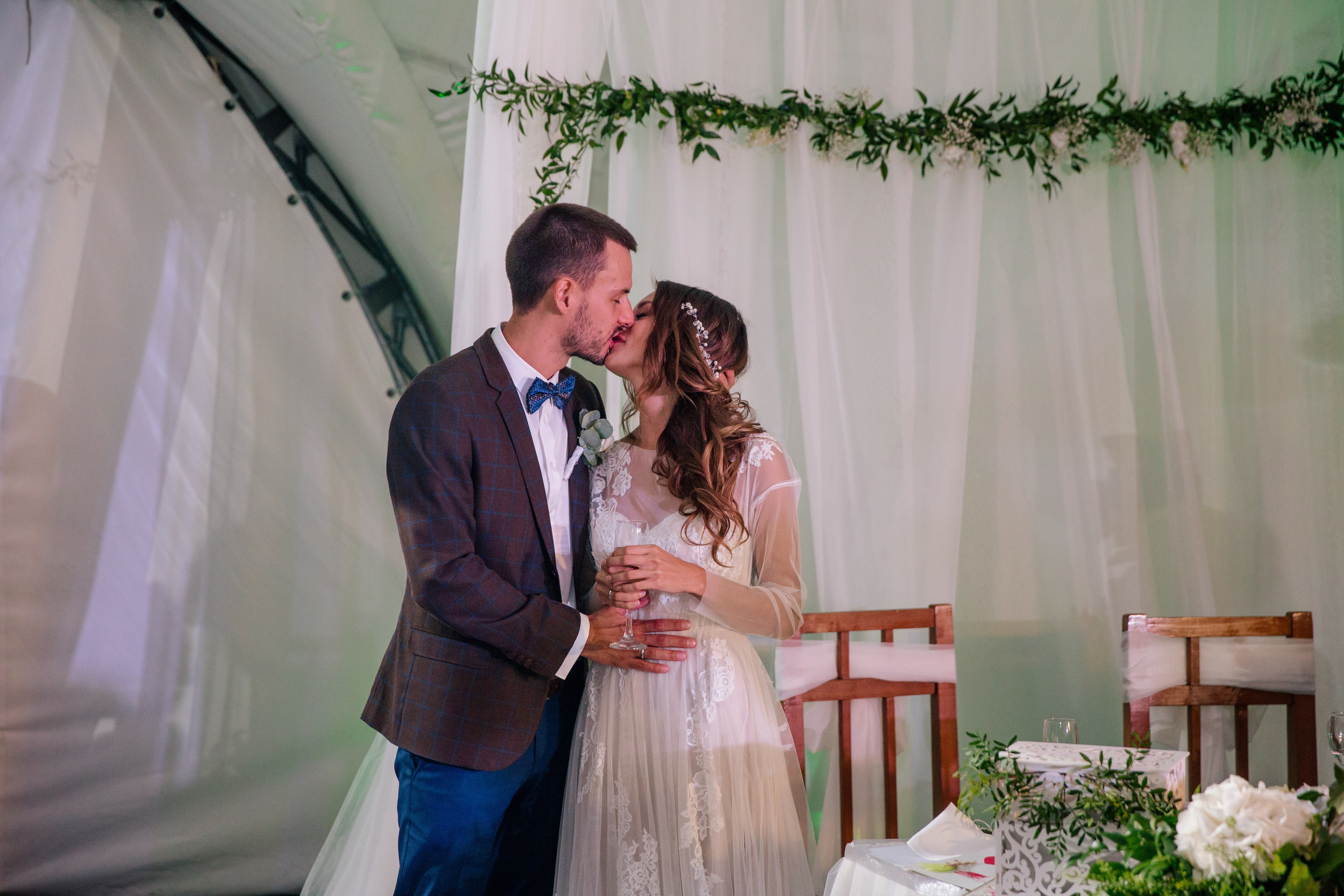 Фото свадьбы весной. Ведущий на праздник в Москве / Денис Аганин