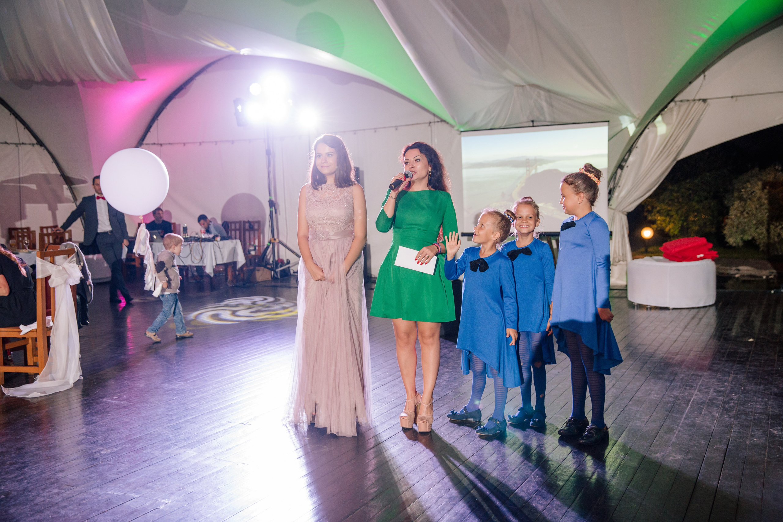 Фото свадьбы весной. Ведущий на праздник в Москве / Денис Аганин