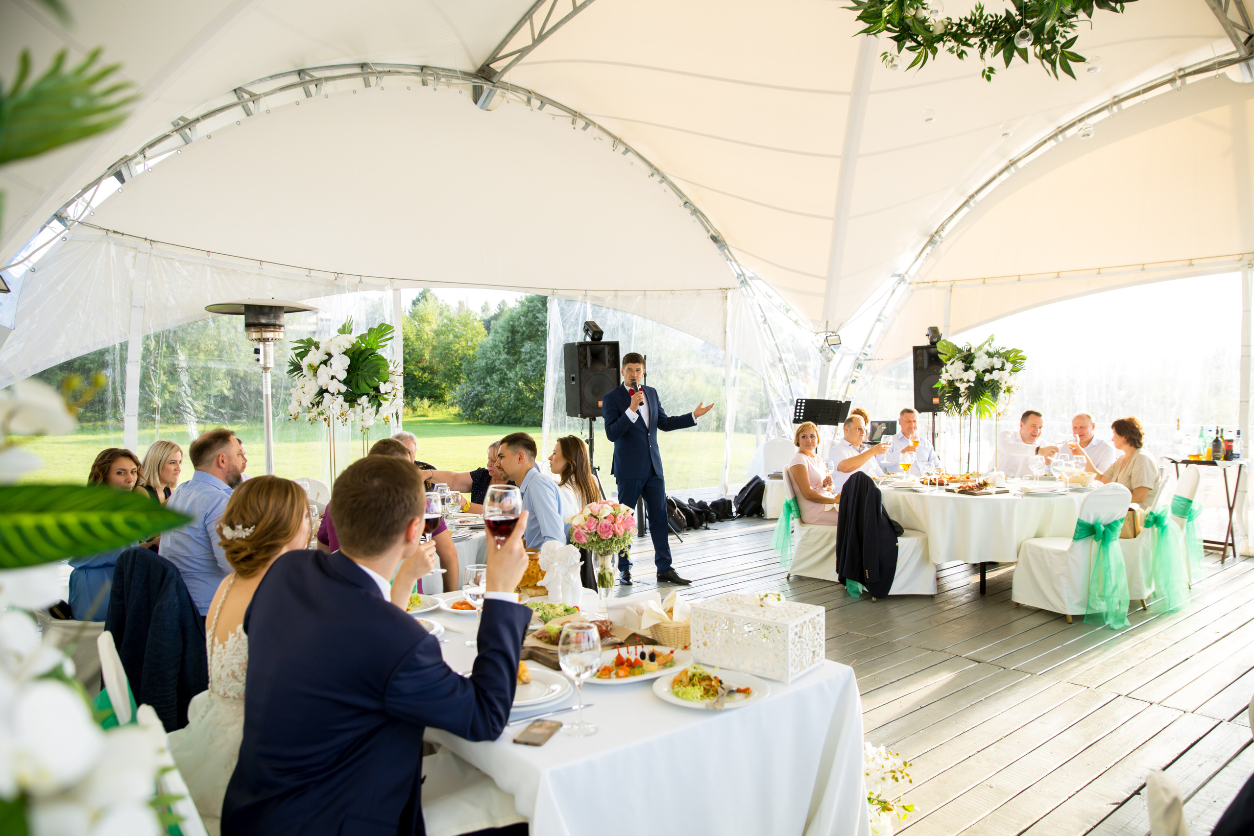 Фотограф на свадьбу летом. Ведущий на праздник в Москве / Денис Аганин