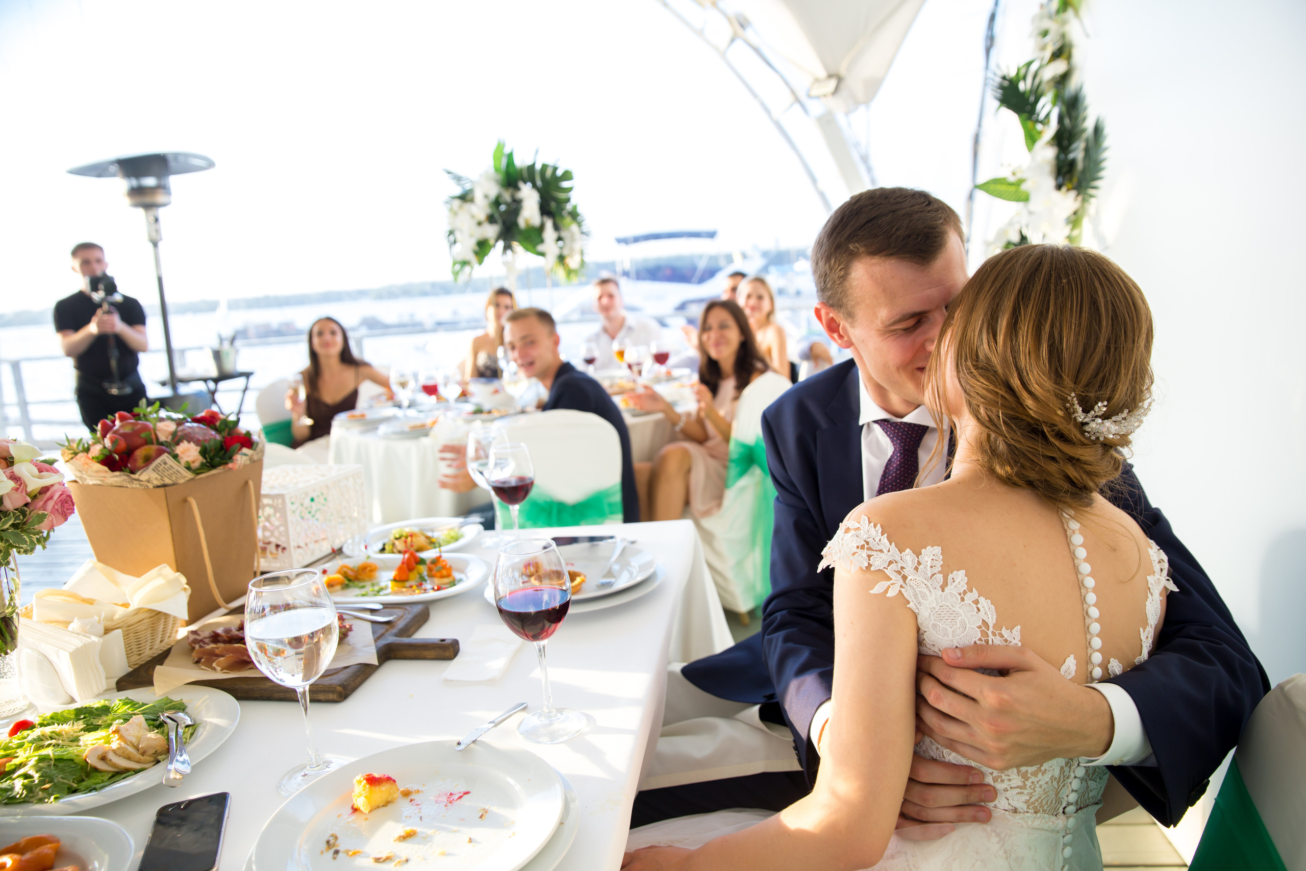 Фотограф на свадьбу летом. Ведущий на праздник в Москве / Денис Аганин