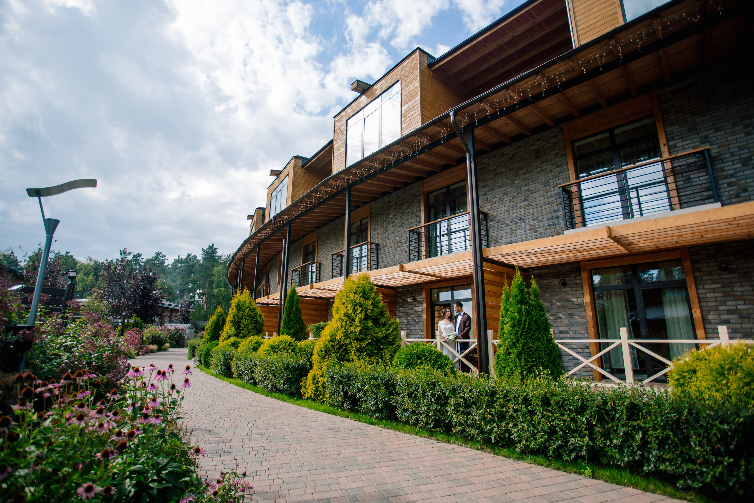 Фото свадьбы весной. Ведущий на праздник в Москве / Денис Аганин