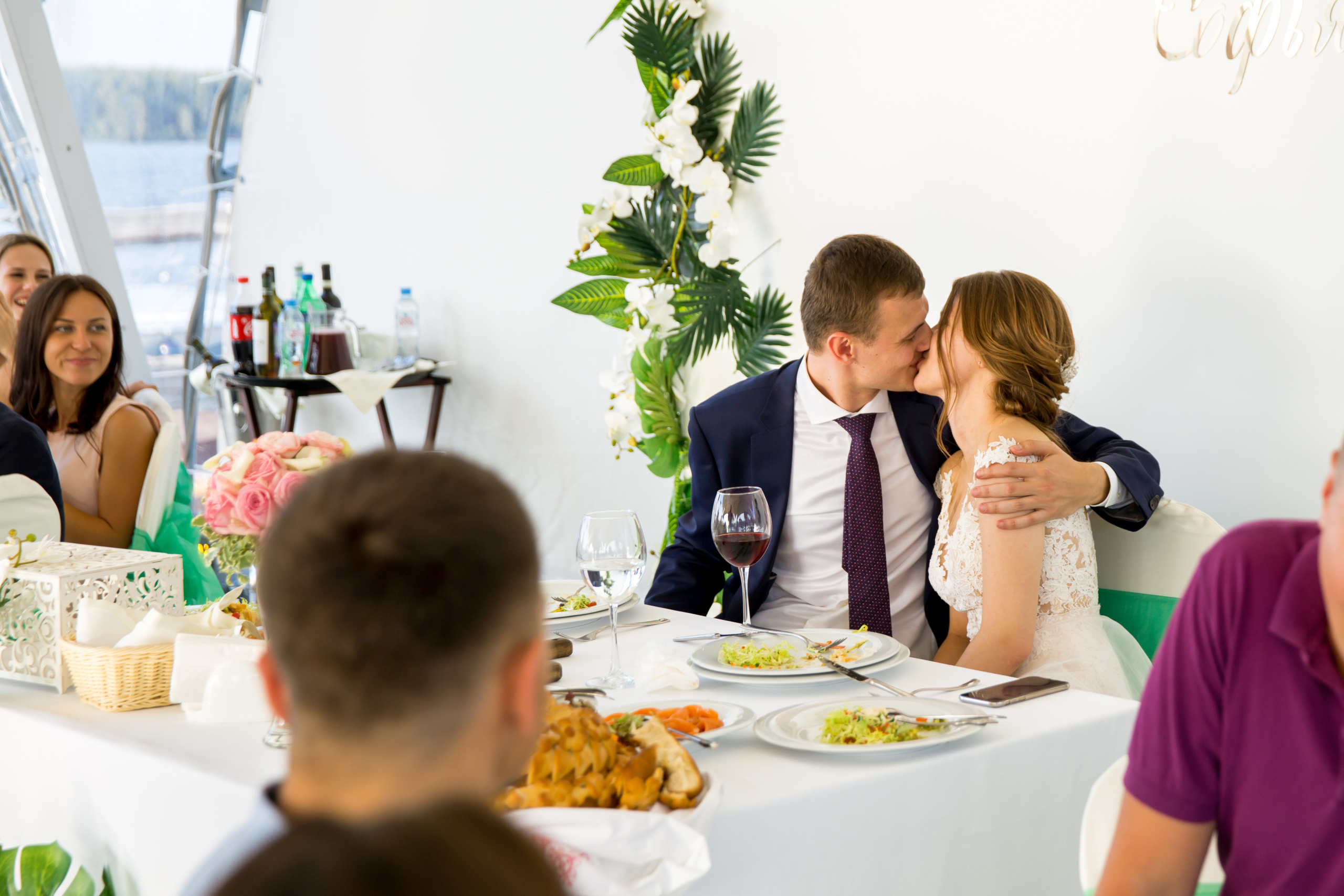 Фотограф на свадьбу летом. Ведущий на праздник в Москве / Денис Аганин