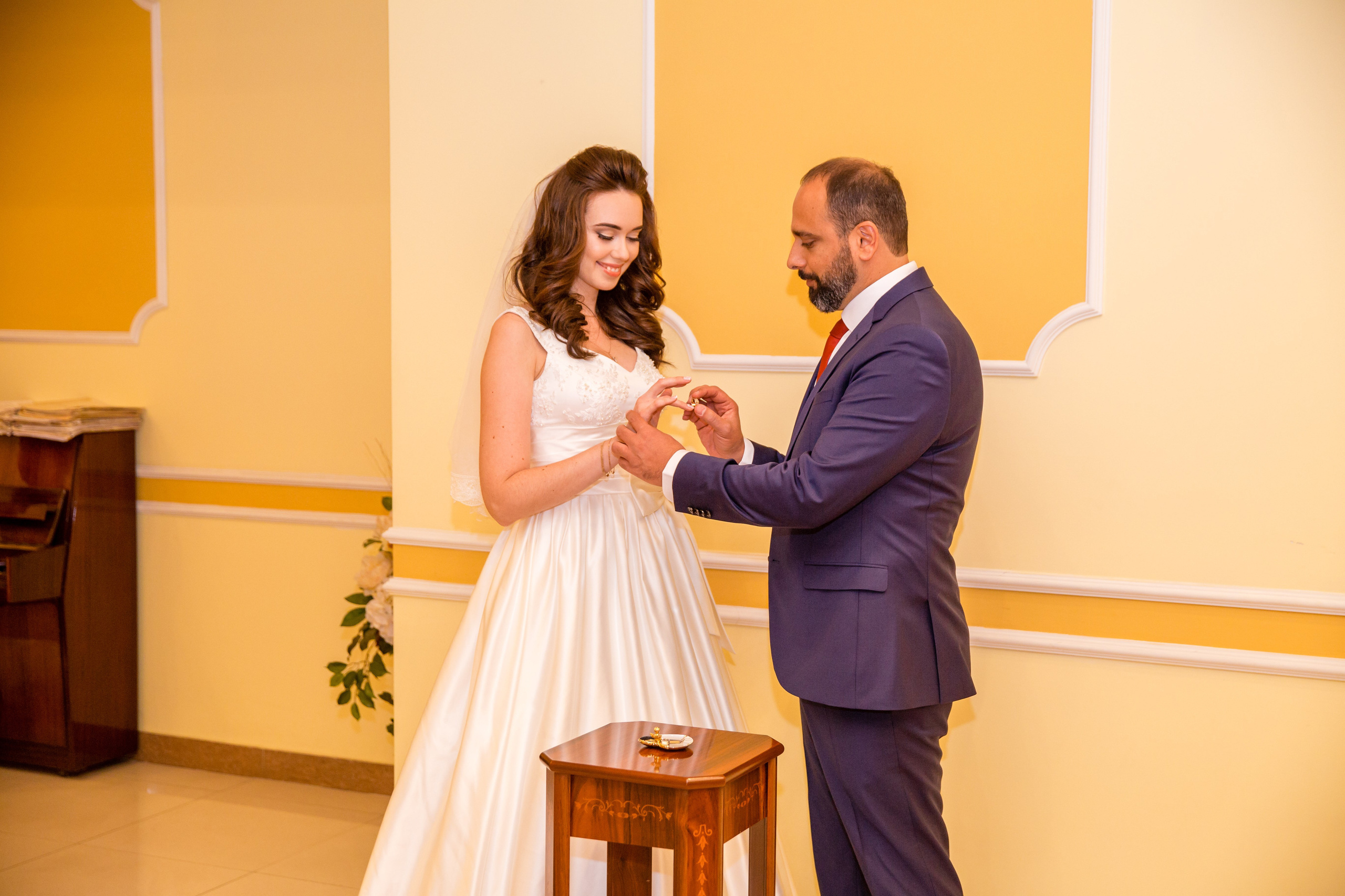 Свадебные фото осенью. Ведущий на праздник в Москве / Денис Аганин