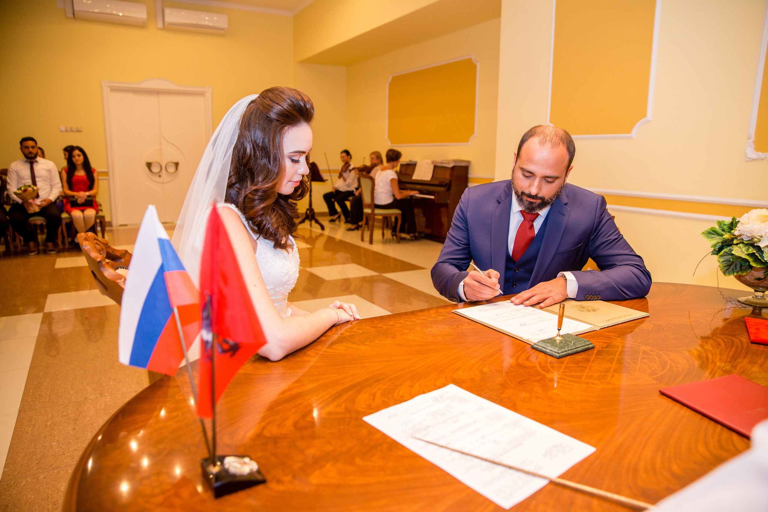 Свадебные фото осенью. Ведущий на праздник в Москве / Денис Аганин