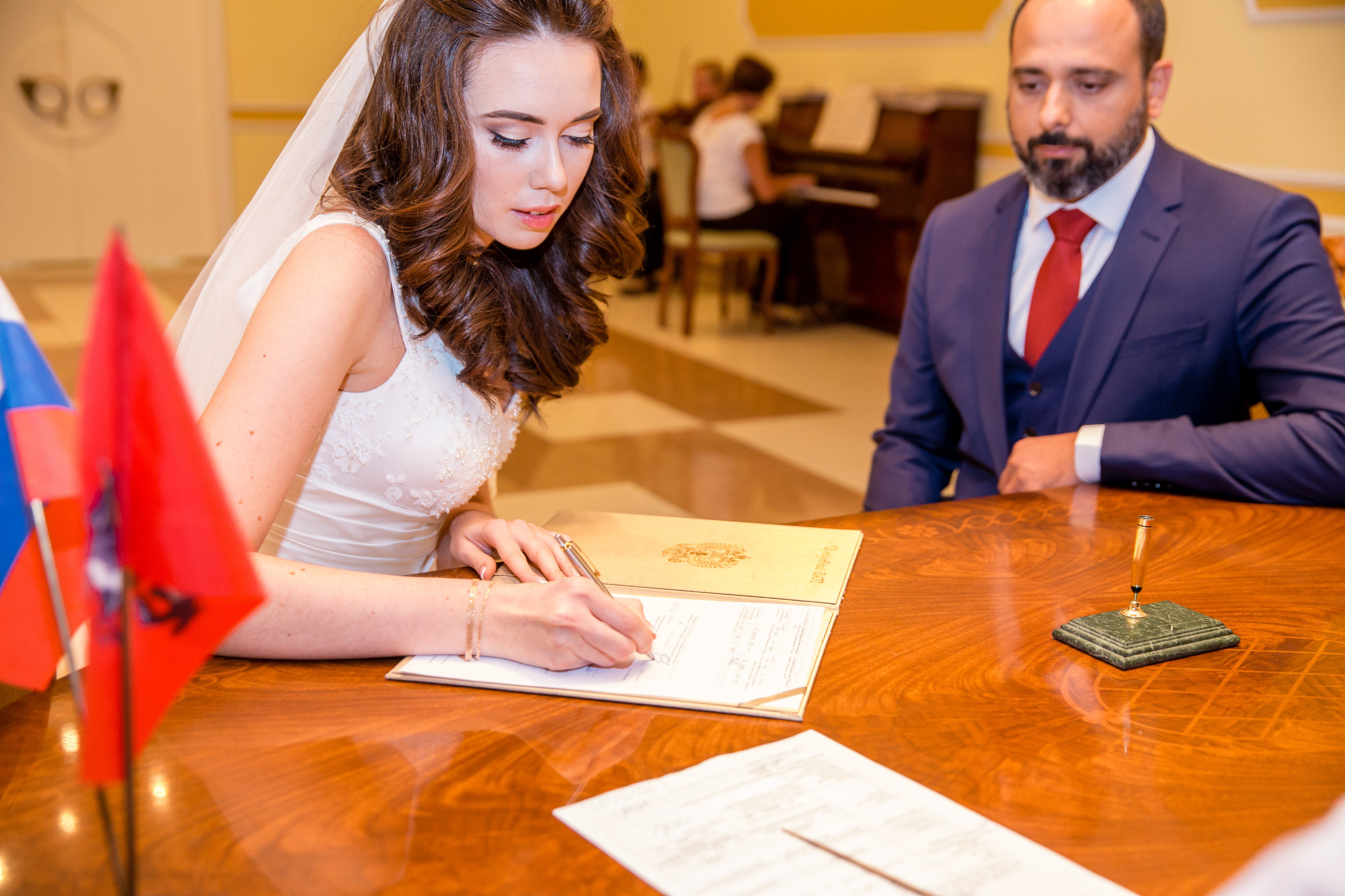 Свадебные фото осенью. Ведущий на праздник в Москве / Денис Аганин