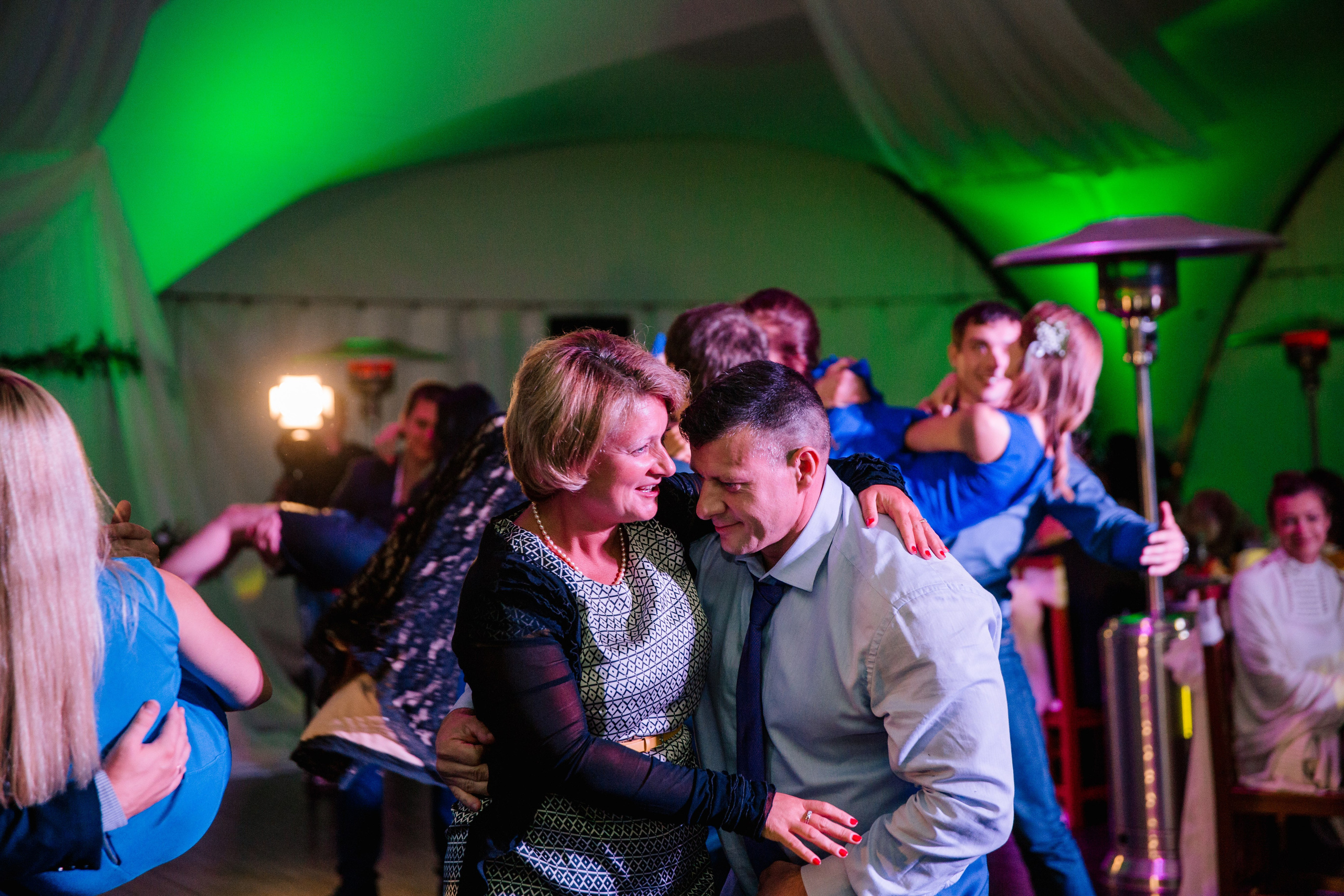 Фото свадьбы весной. Ведущий на праздник в Москве / Денис Аганин