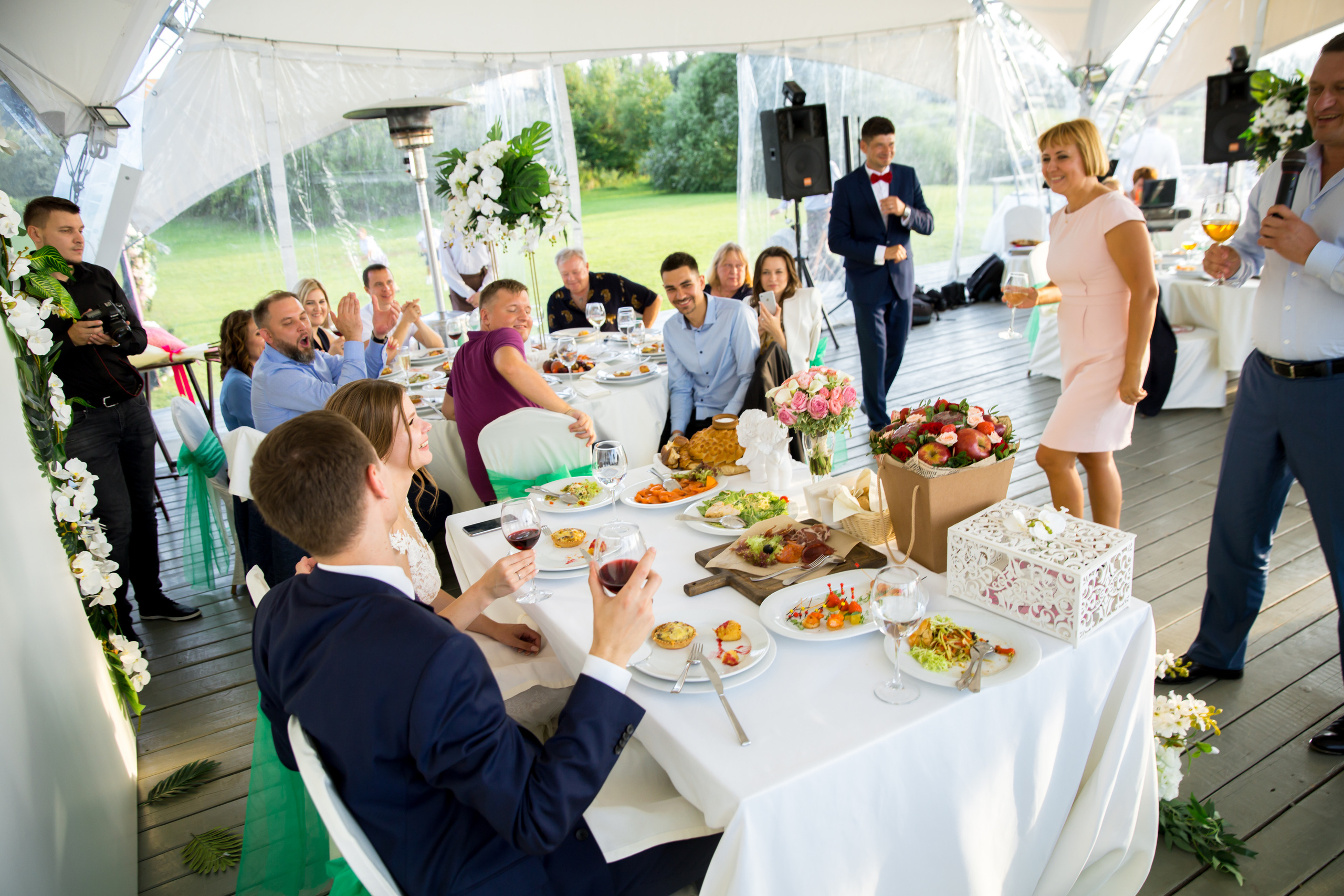 Фотограф на свадьбу летом. Ведущий на праздник в Москве / Денис Аганин