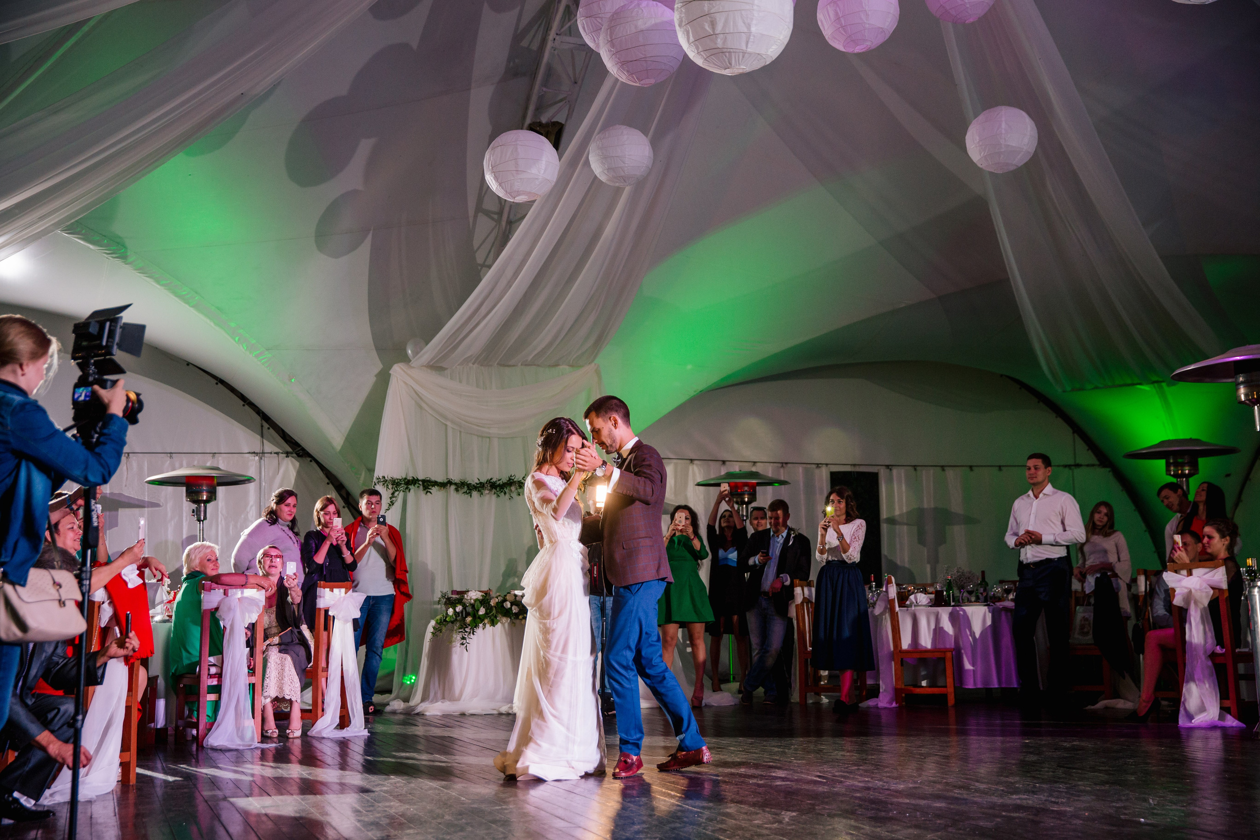 Фото свадьбы весной. Ведущий на праздник в Москве / Денис Аганин