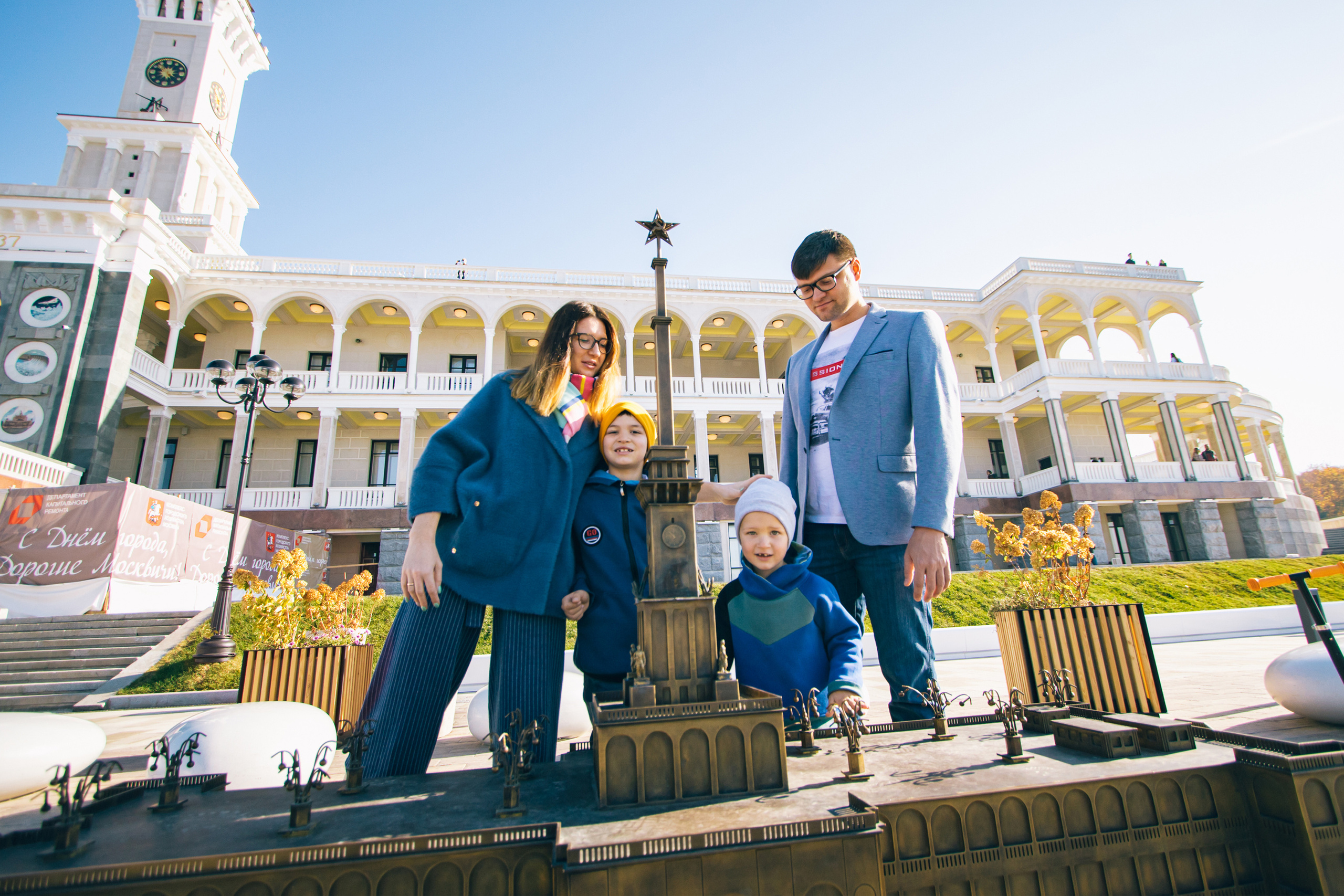 Семейная фотосъёмка на улице. Ведущий на праздник в Москве / Денис Аганин