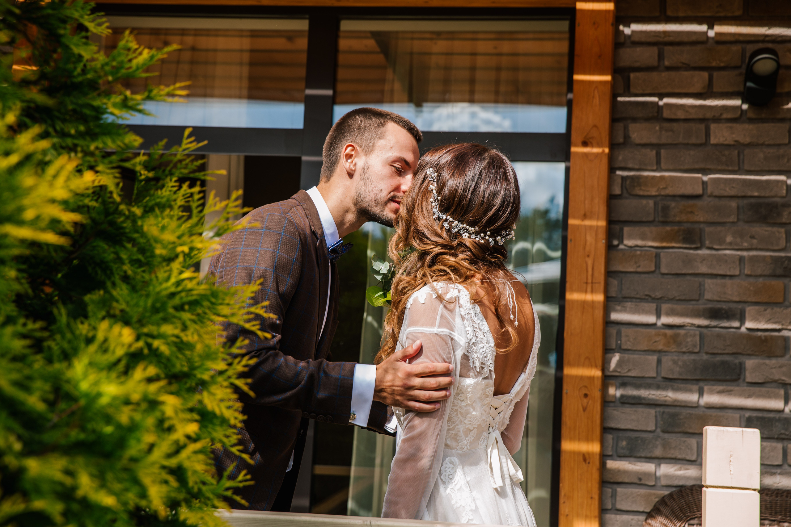Фото свадьбы весной. Ведущий на праздник в Москве / Денис Аганин