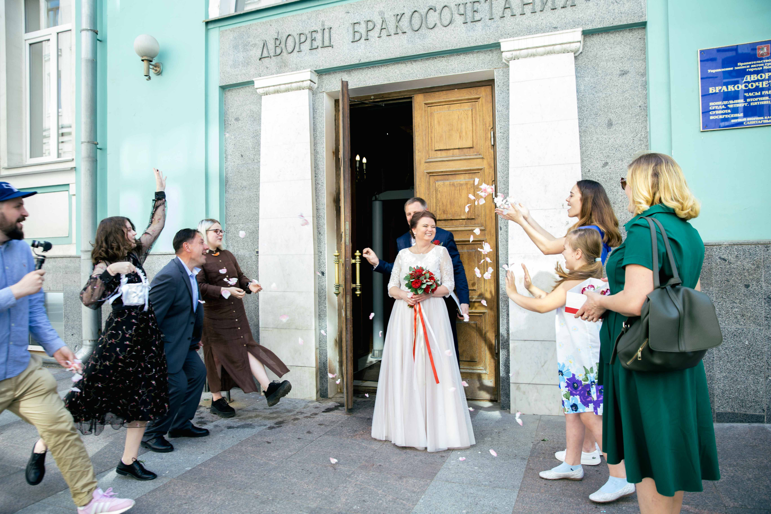 Взрослая свадьба без банкета. Ведущий на праздник в Москве / Денис Аганин