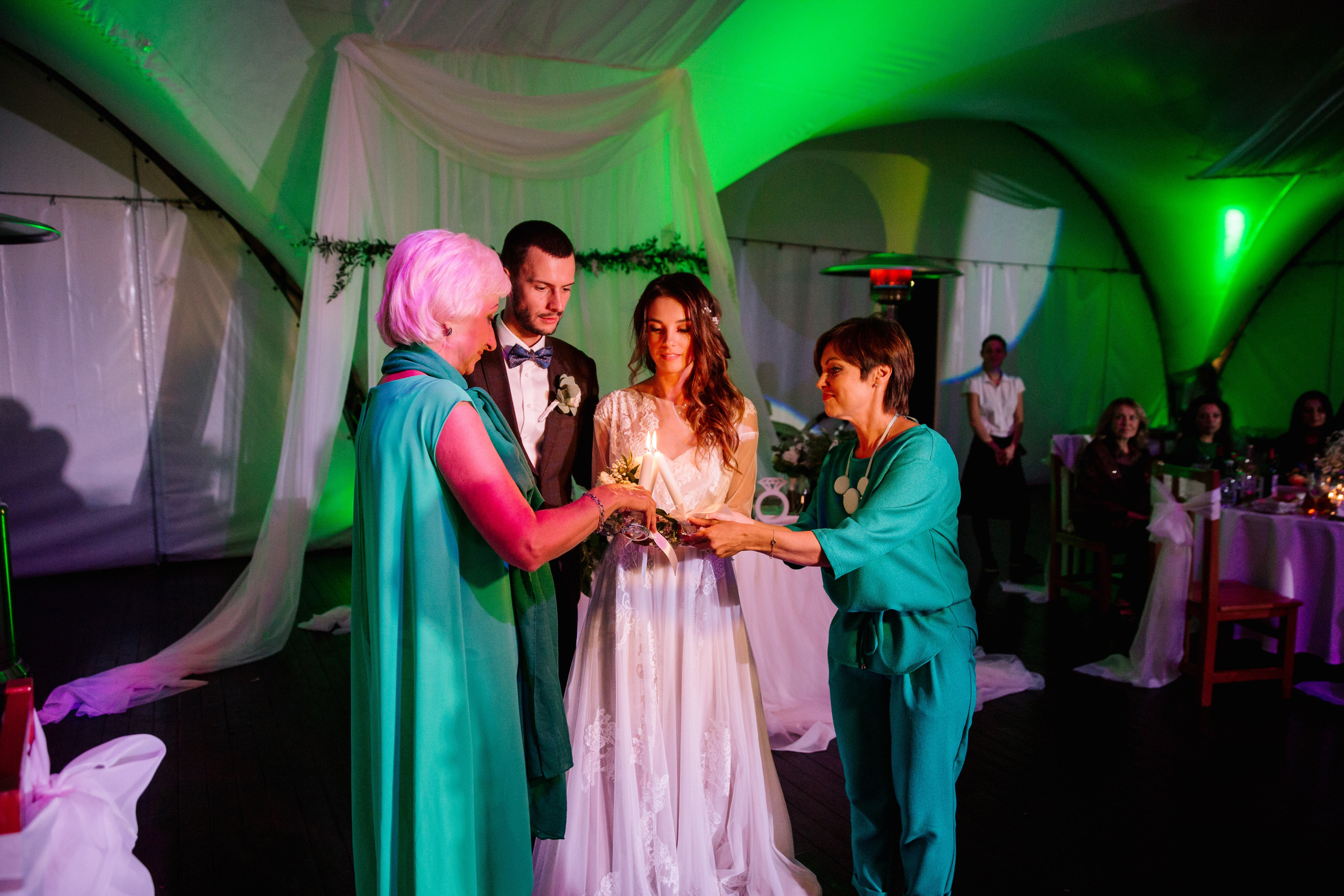 Фото свадьбы весной. Ведущий на праздник в Москве / Денис Аганин