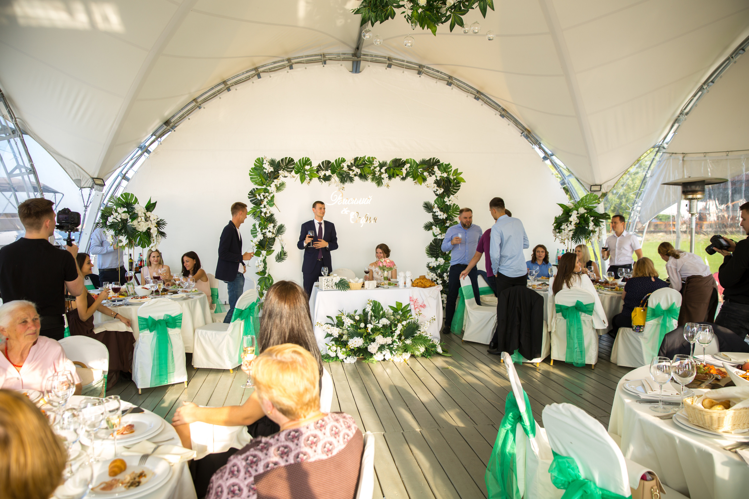 Фотограф на свадьбу летом. Ведущий на праздник в Москве / Денис Аганин