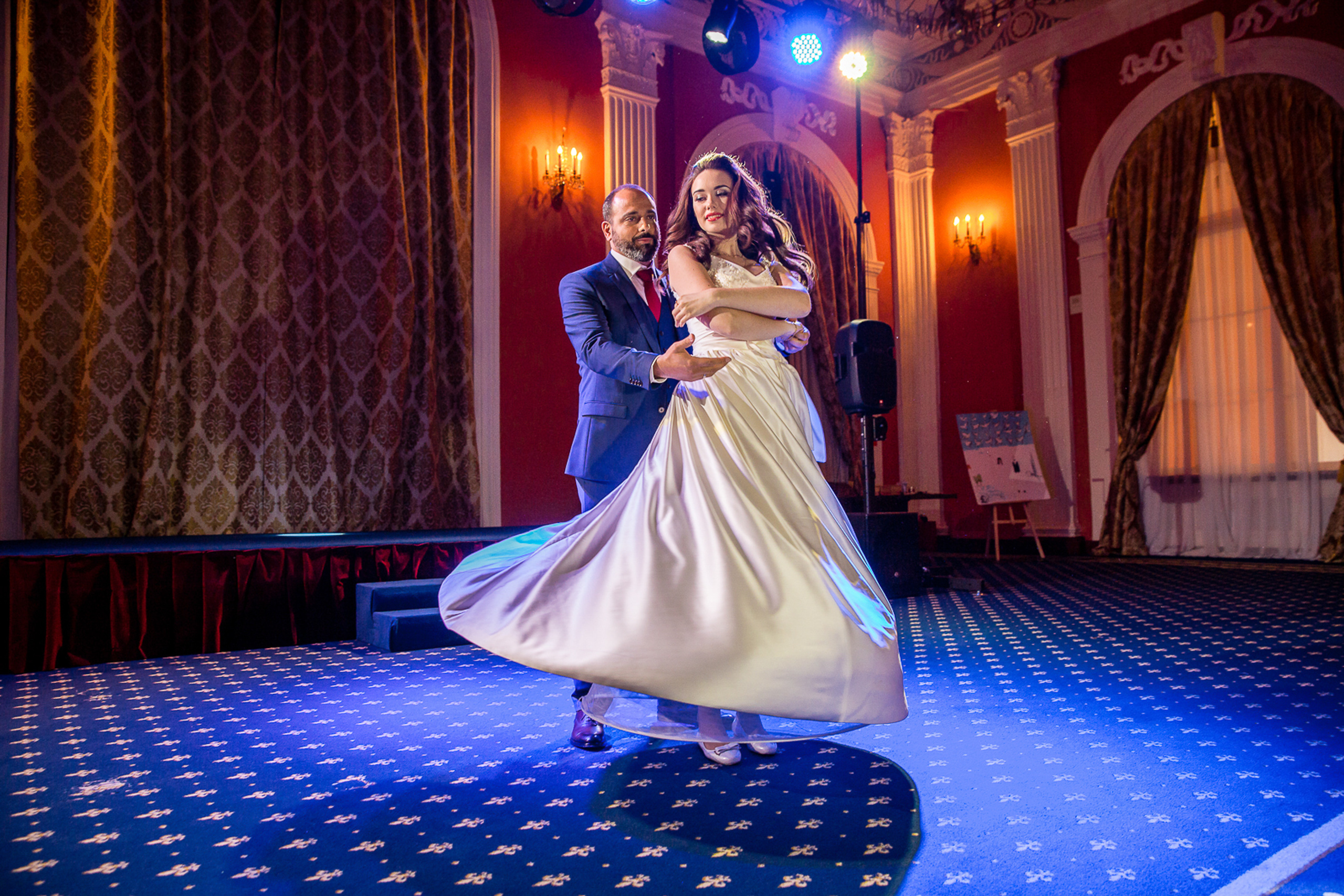 Свадебные фото осенью. Ведущий на праздник в Москве / Денис Аганин