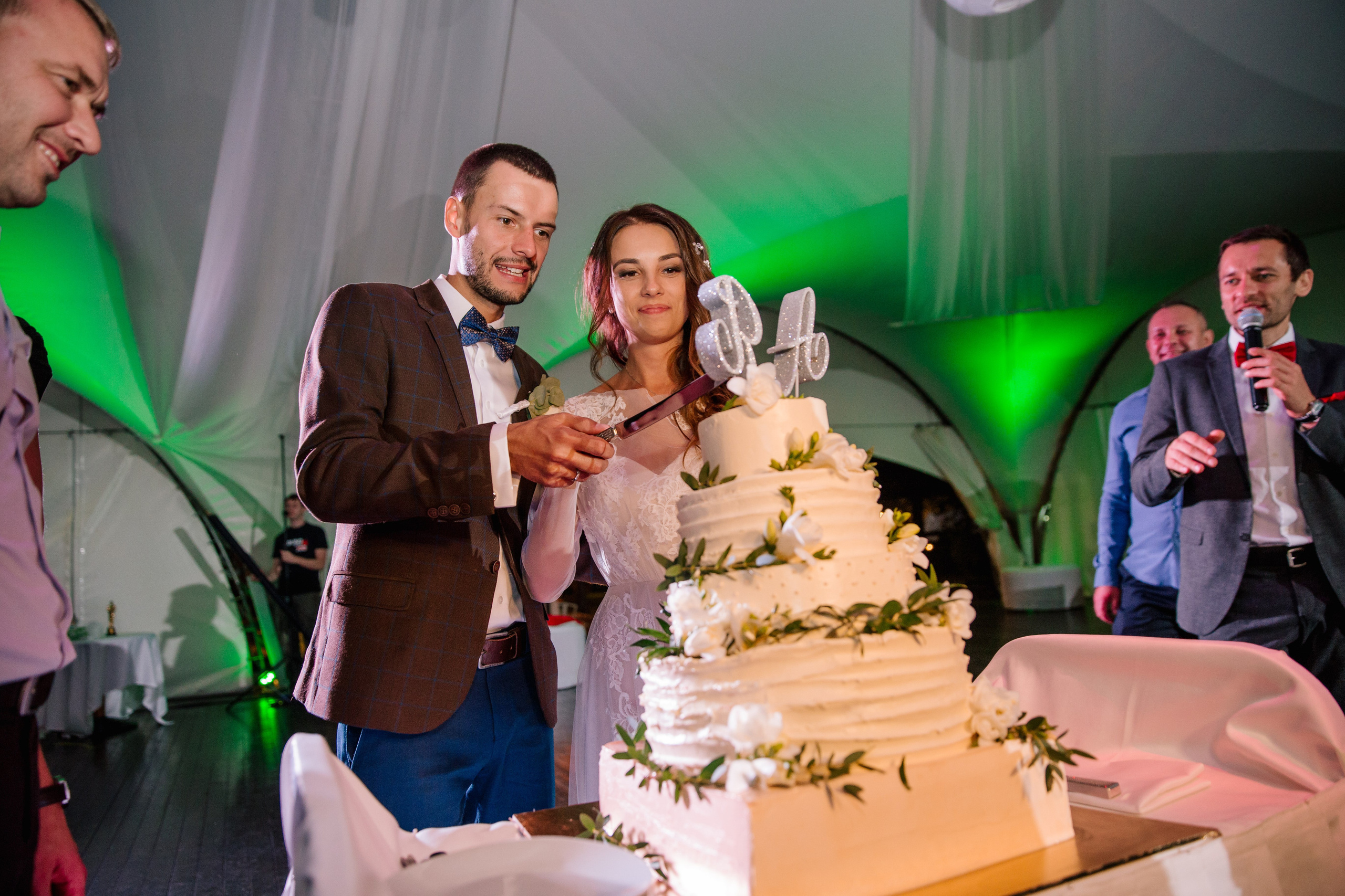 Фото свадьбы весной. Ведущий на праздник в Москве / Денис Аганин