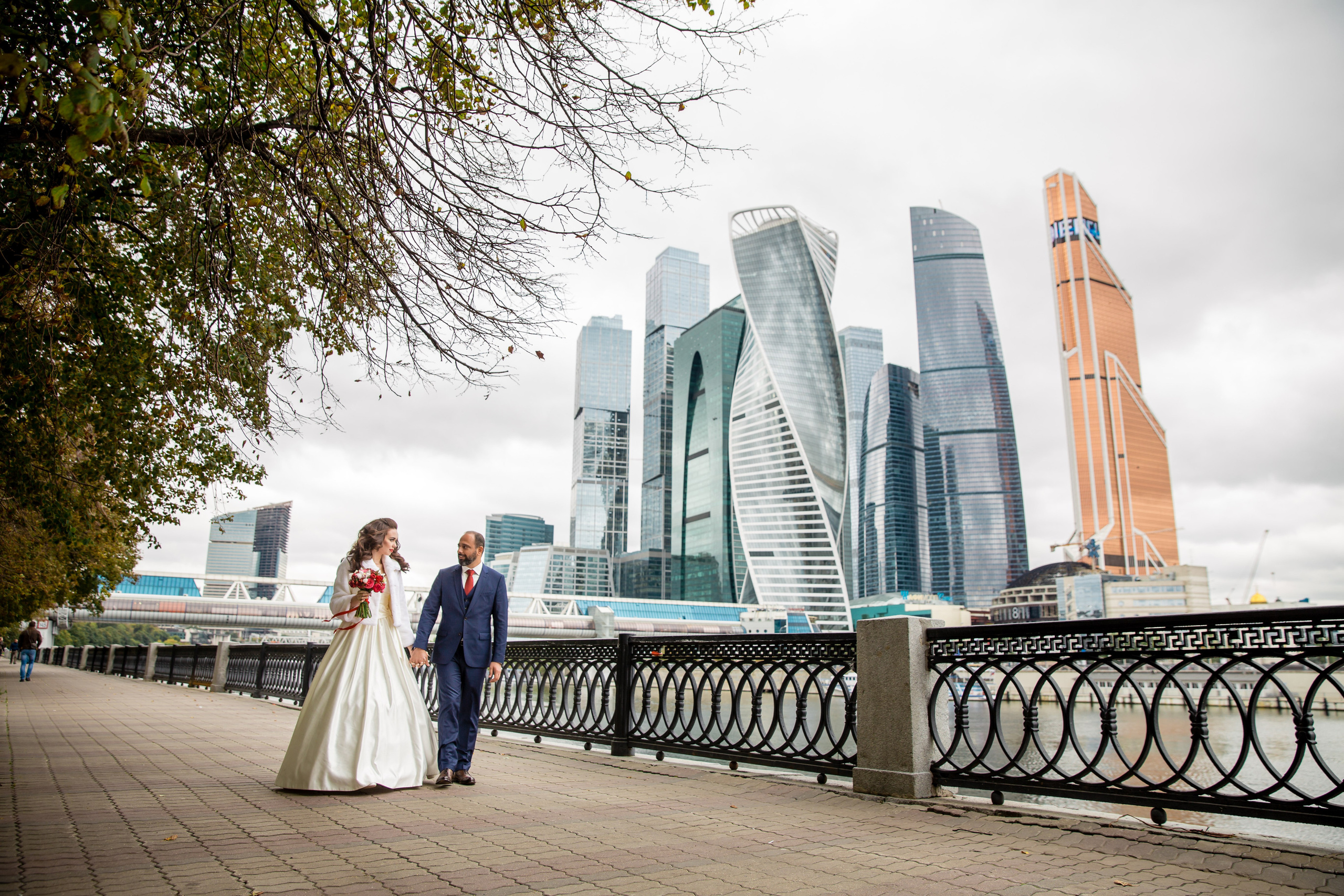 Свадебные фото осенью. Ведущий на праздник в Москве / Денис Аганин