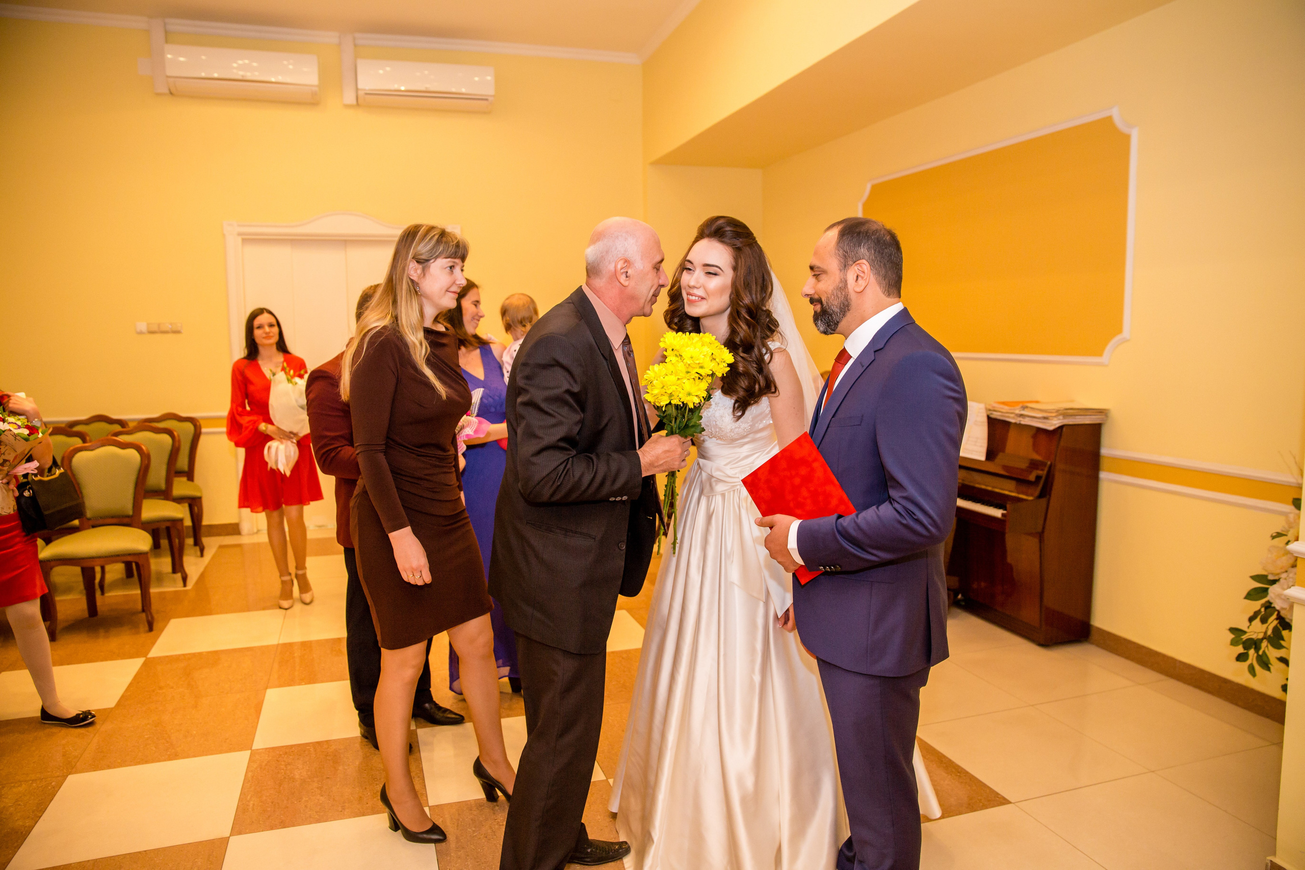 Свадебные фото осенью. Ведущий на праздник в Москве / Денис Аганин