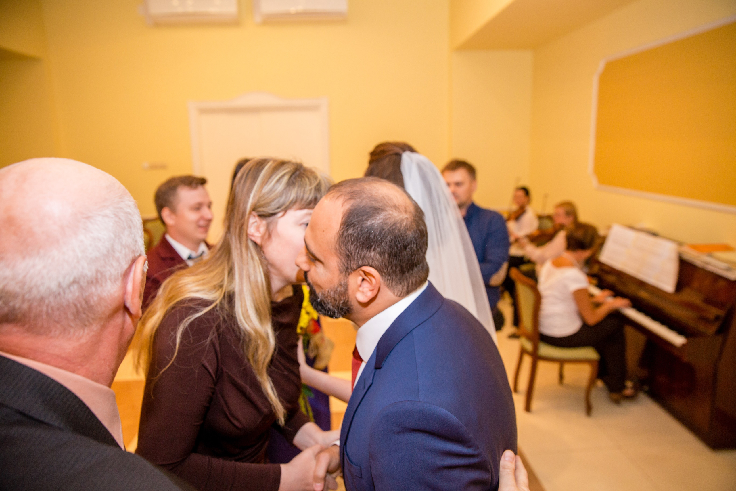 Свадебные фото осенью. Ведущий на праздник в Москве / Денис Аганин