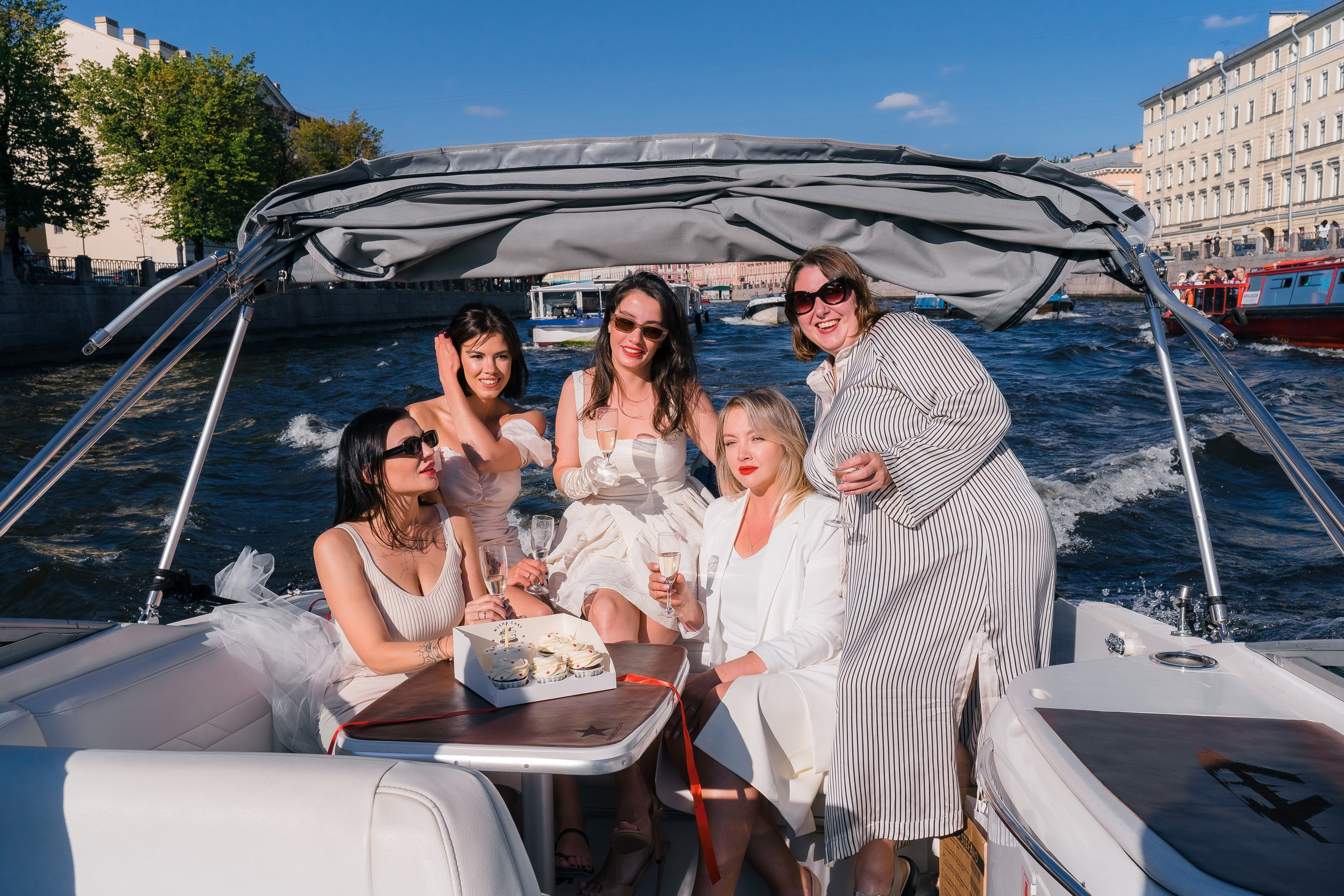 Фотосъемка девичника, встреча девушек, веселые женские портреты