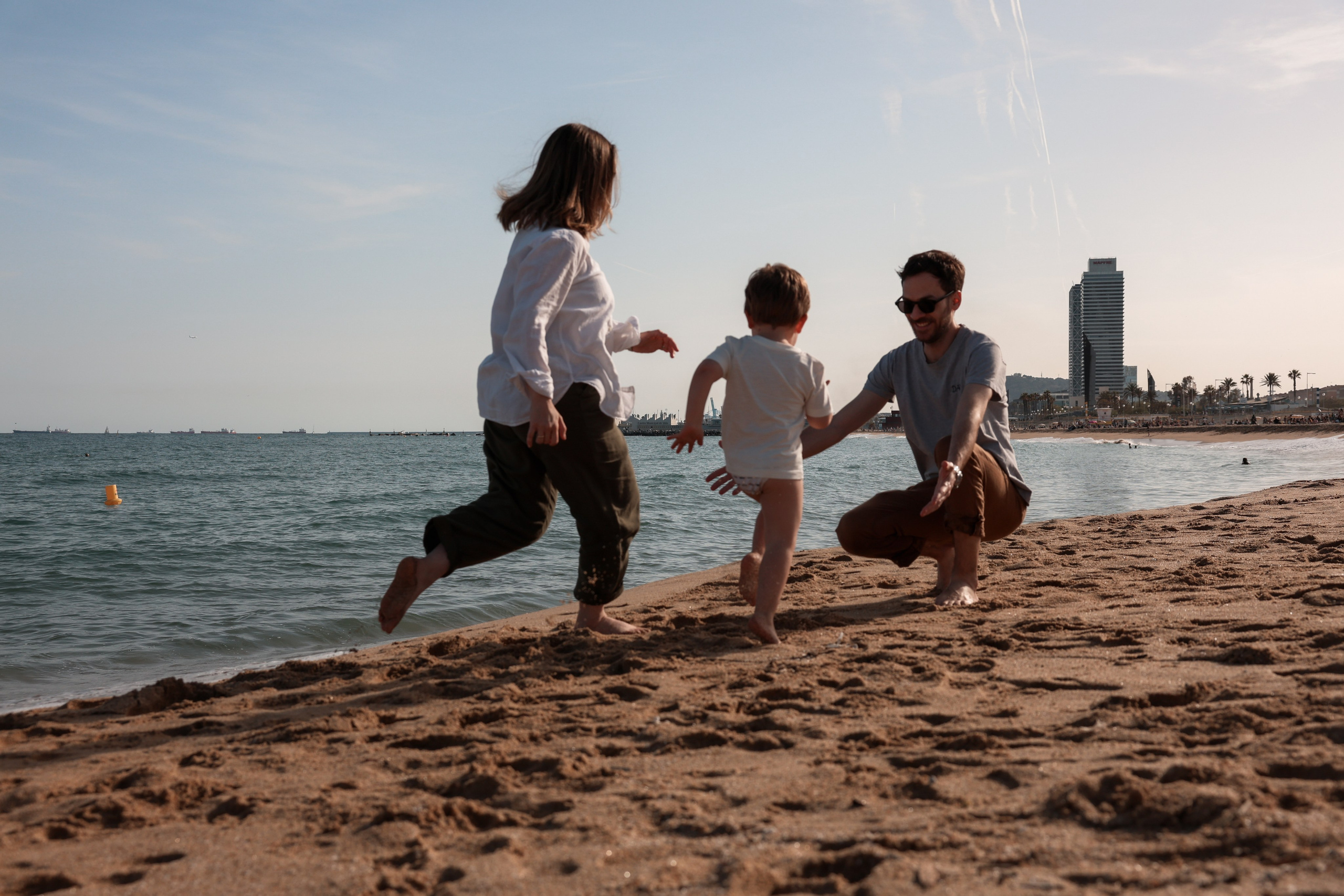 Family pizza at the sea. Natalia Zhuravleva|family, newborn, maternity photographer in Barcelona